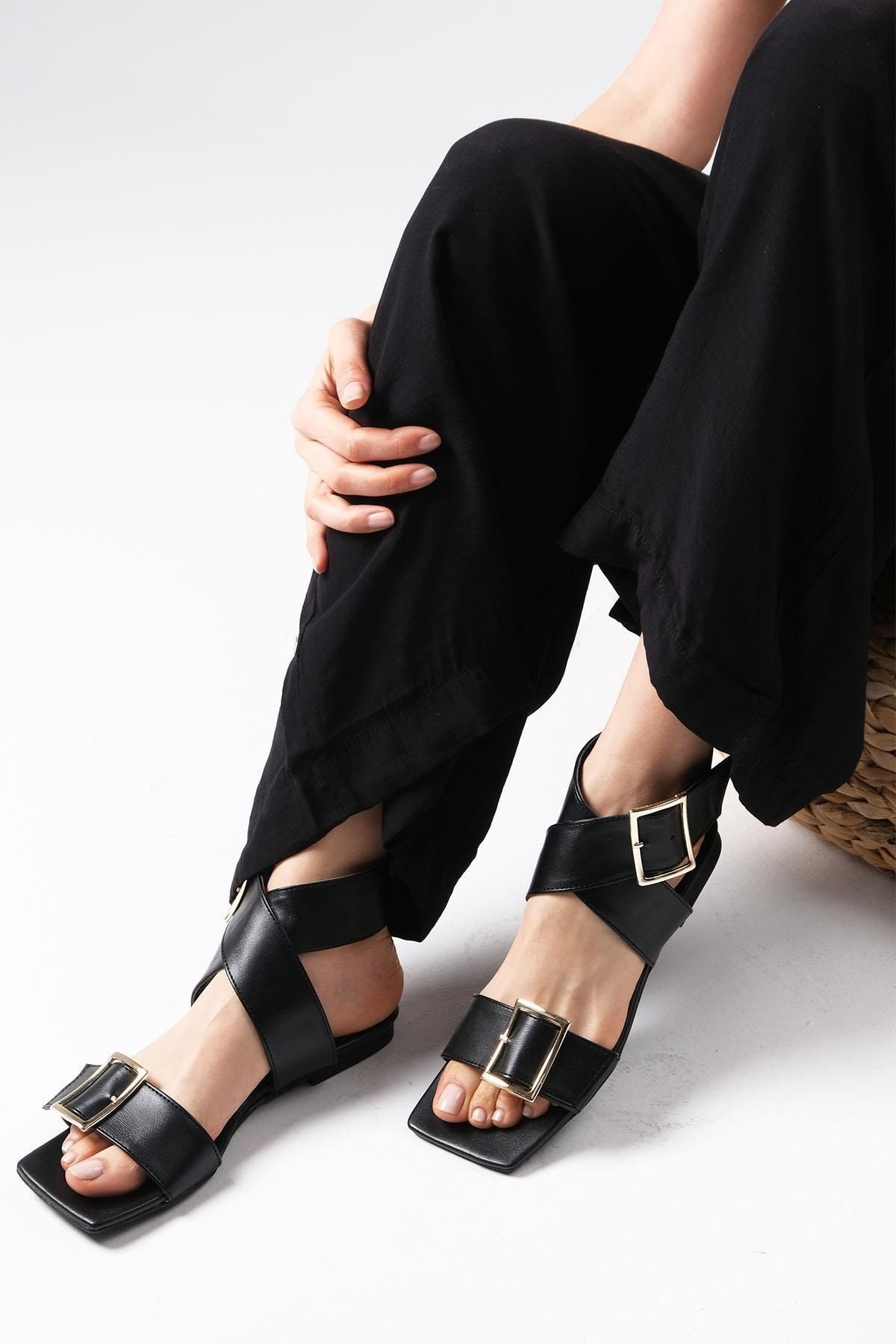 Mio Gusto Simone Siyah Renk Çapraz Bantlı Topuksuz Düz Kadın Sandalet