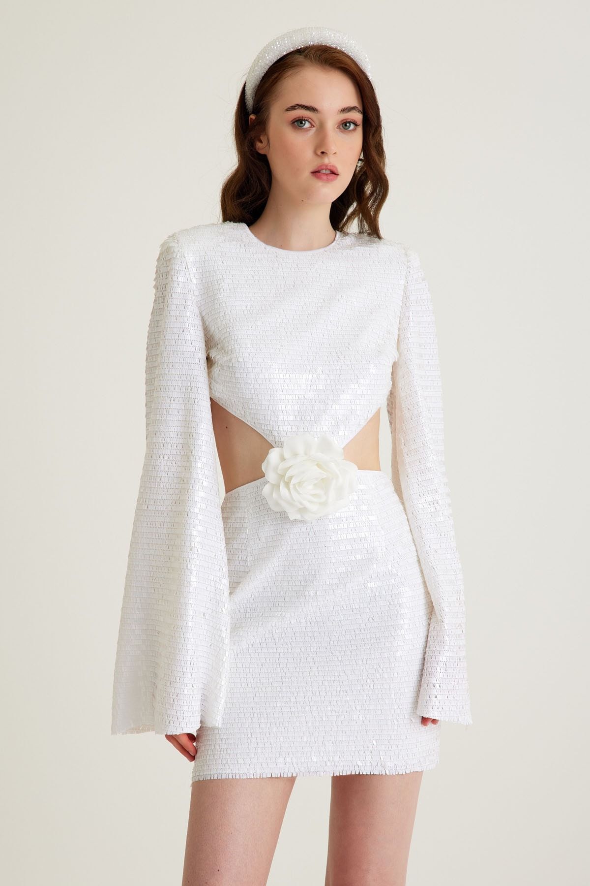 Tara Coşkuntuncel Beyaz Payet Çiçek Detaylı Cut Out Mini Nişan Elbisesi