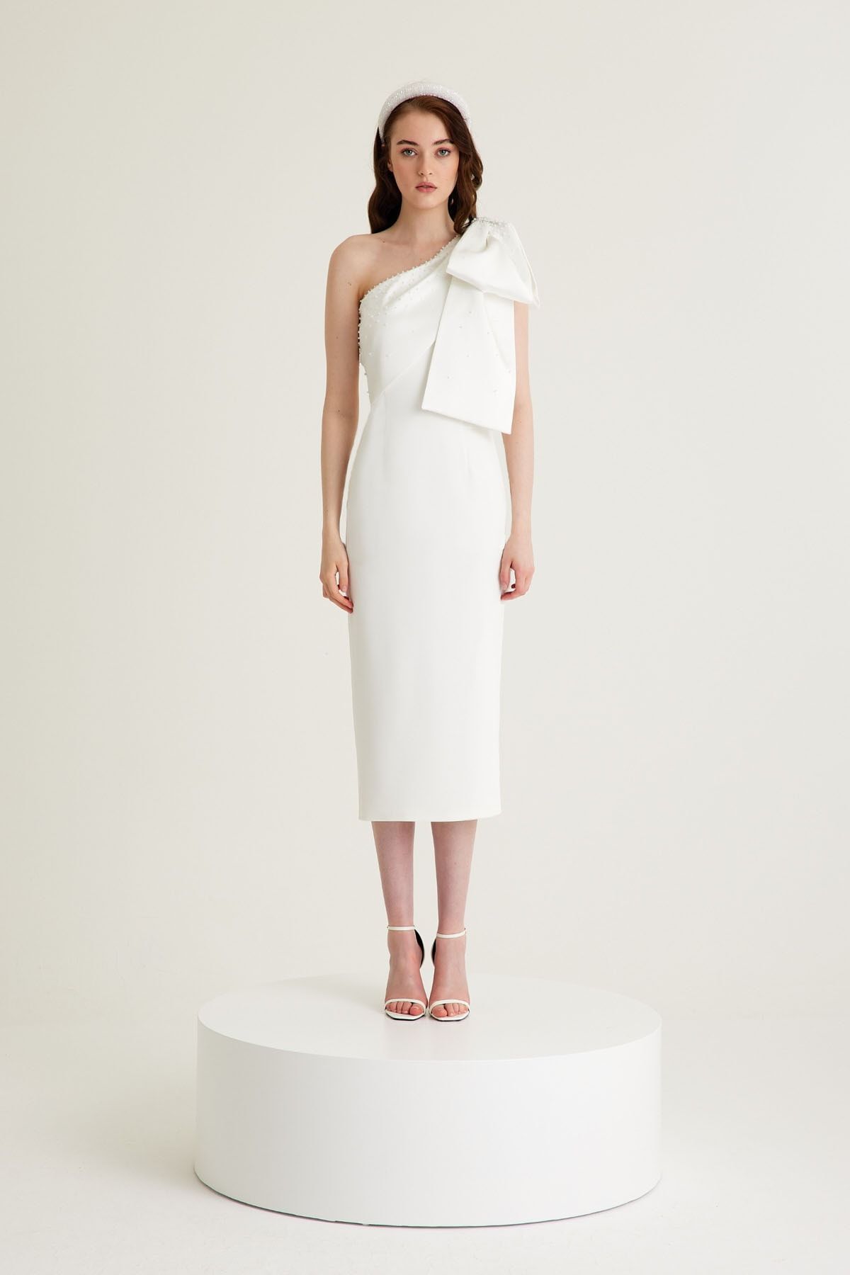 Tara Coşkuntuncel Beyaz Tek Omuz Saten Fiyonk Detaylı Boncuk Işlemeli Krep Midi Nişan Elbisesi