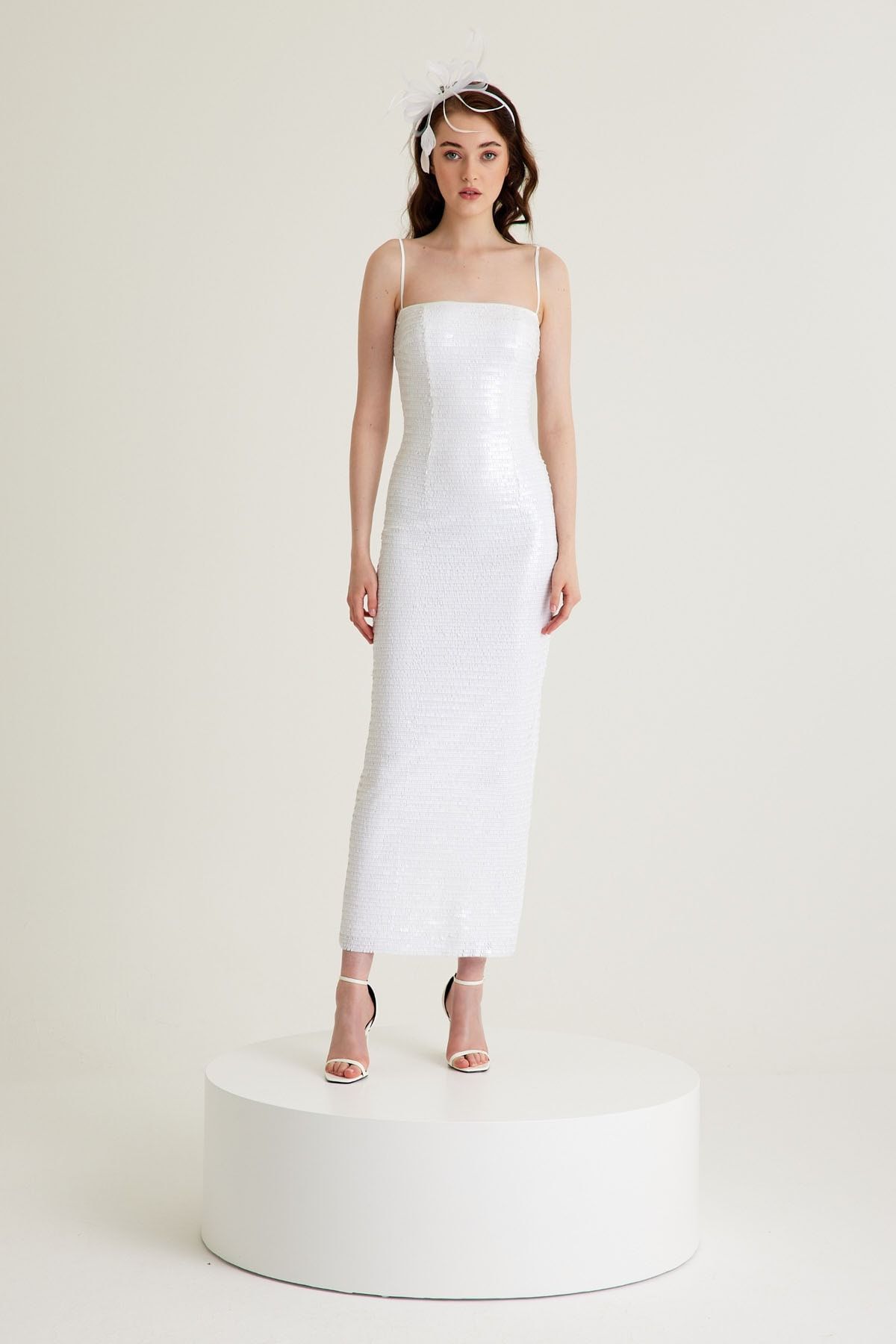 Tara Coşkuntuncel Beyaz Payetli Düz Yaka Askılı Midi Nişan Elbisesi