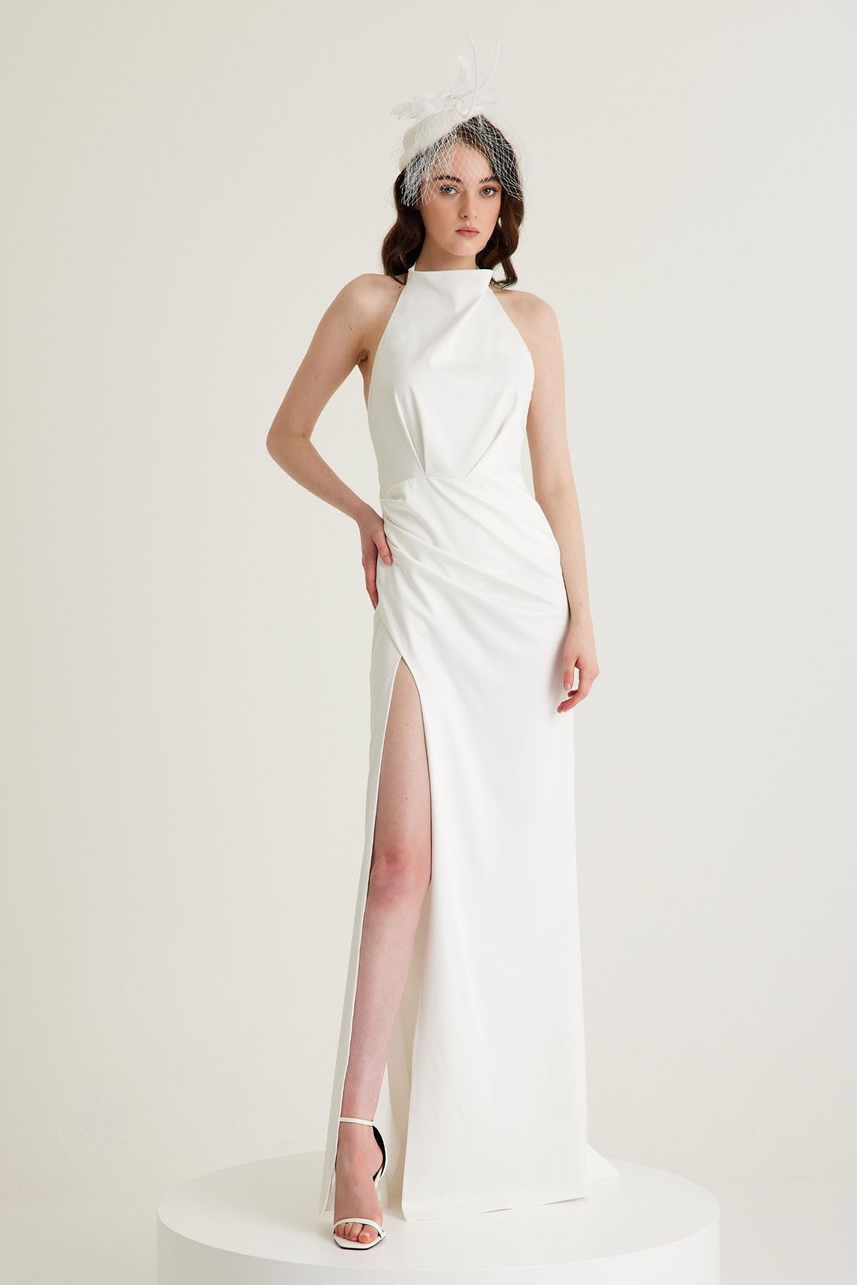 Tara Coşkuntuncel Beyaz Saten Halter Yaka Sırtı Açık Drape Detaylı Yırtmaçlı Abiye Nişan Elbisesi