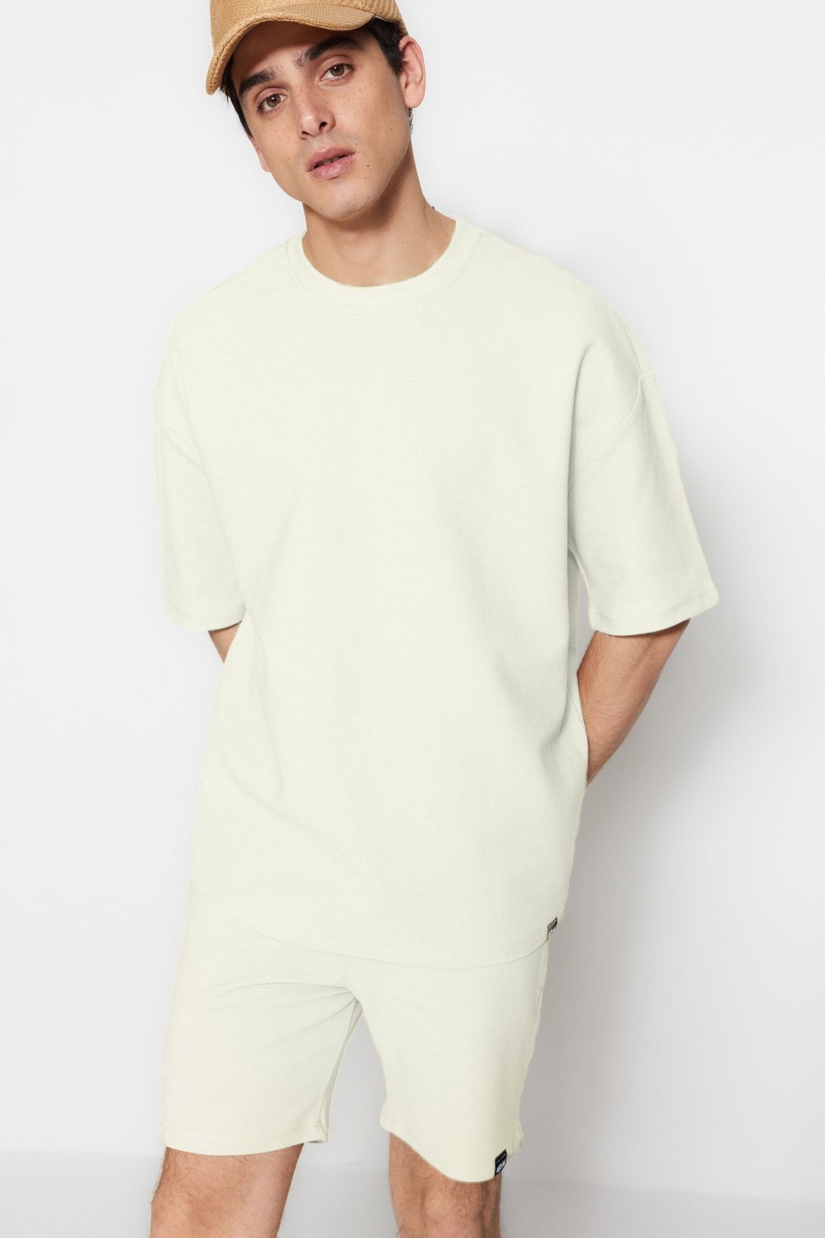 TRENDYOL MAN Limited Edition Ekru  Oversize %100 Pamuklu Etiketli Dokulu Basic Kalın T-Shirt TMNSS23TS00069