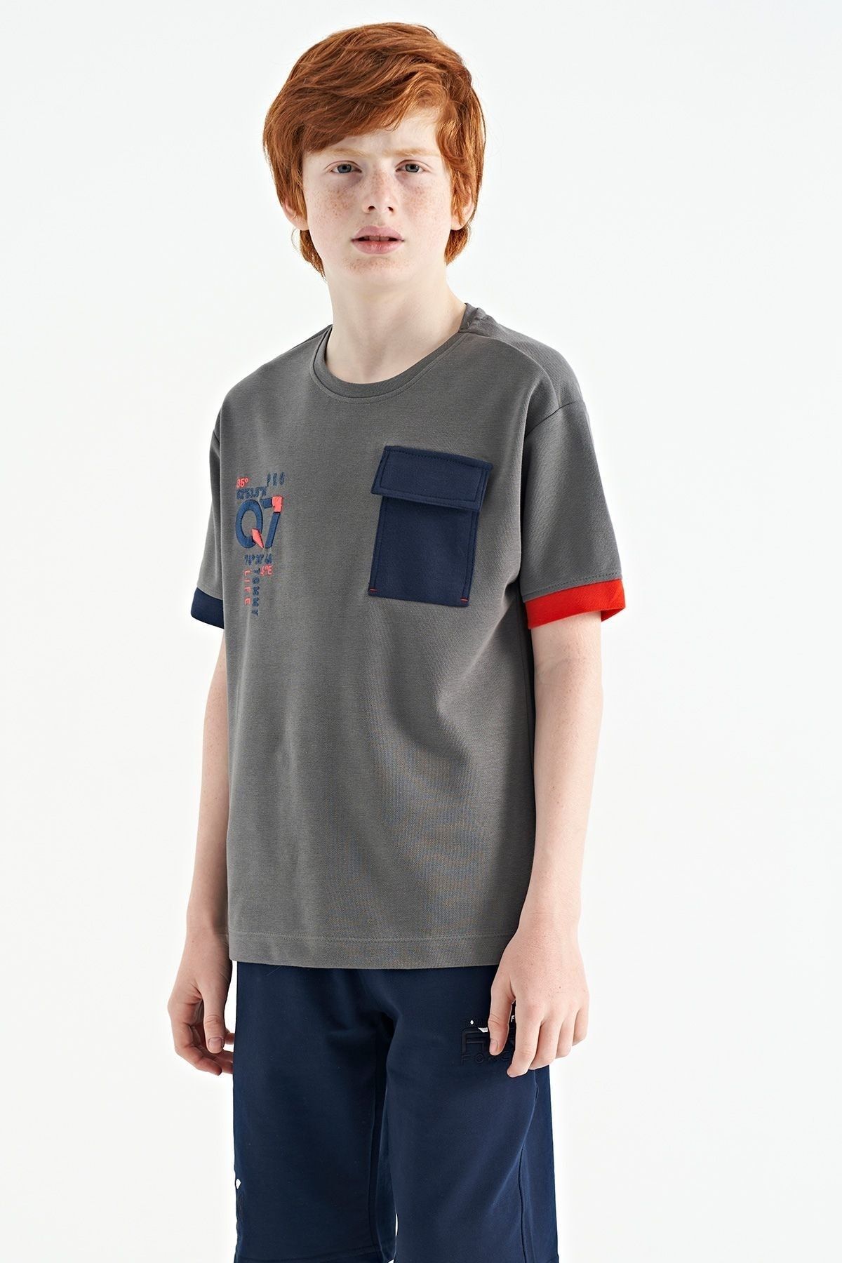 TOMMY LIFE Koyu Gri O Yaka Oversize Cep Detaylı Erkek Çocuk T-shirt - 11152