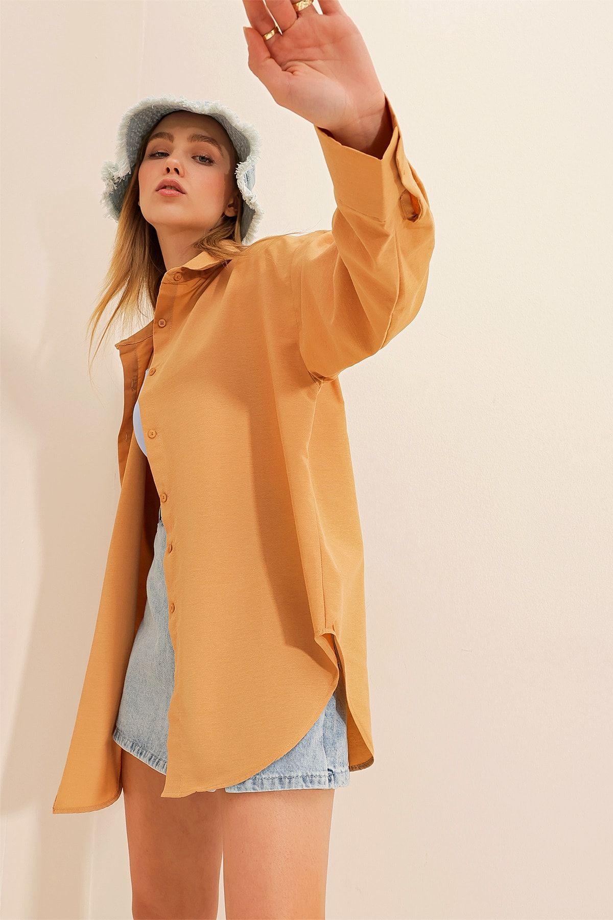 Trend Alaçatı Stili Kadın Camel Oversize Uzun Dokuma Gömlek ALC-X6828
