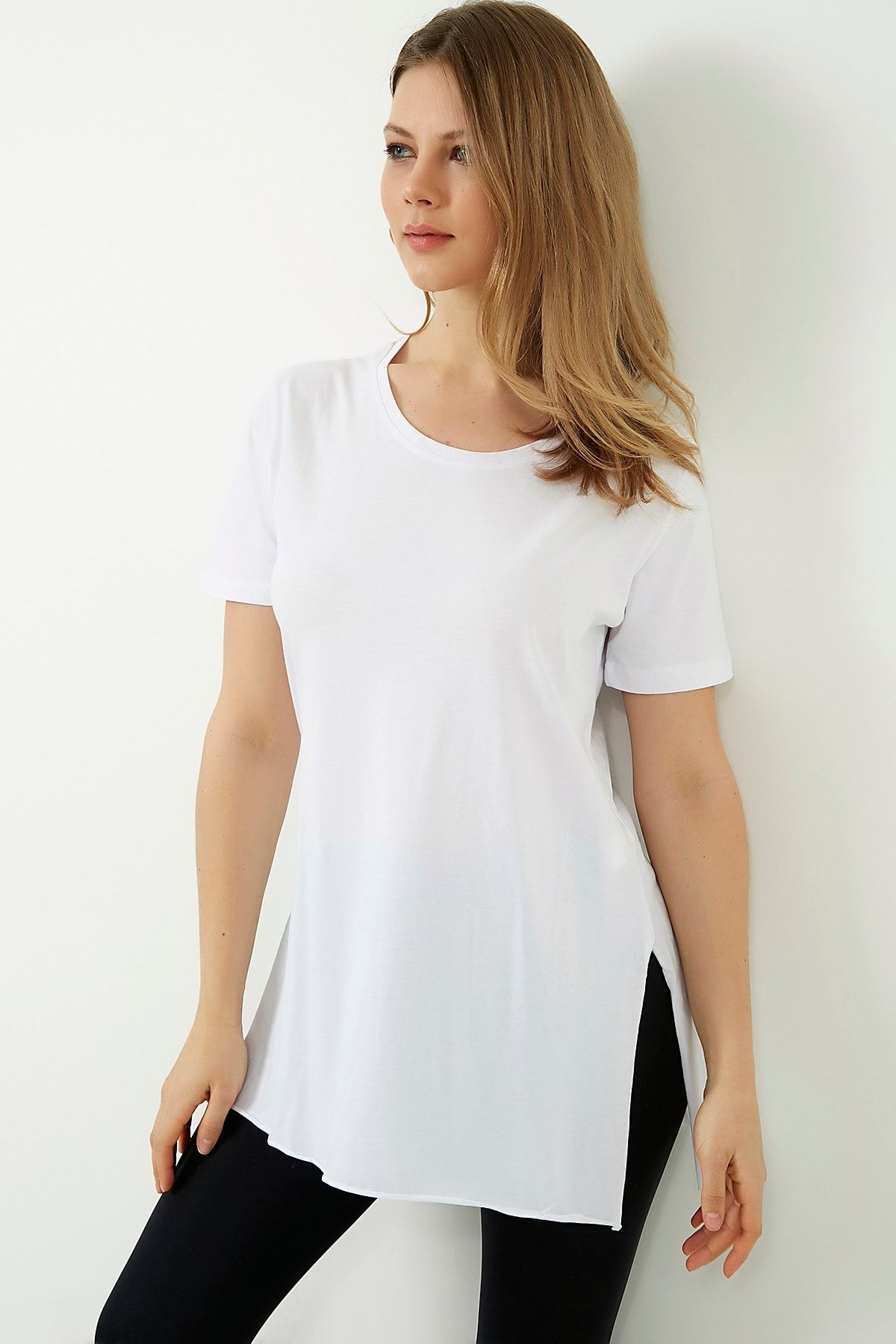Tomris Kadın Beyaz Yanları Yırtmaçlı Uzun T-shirt