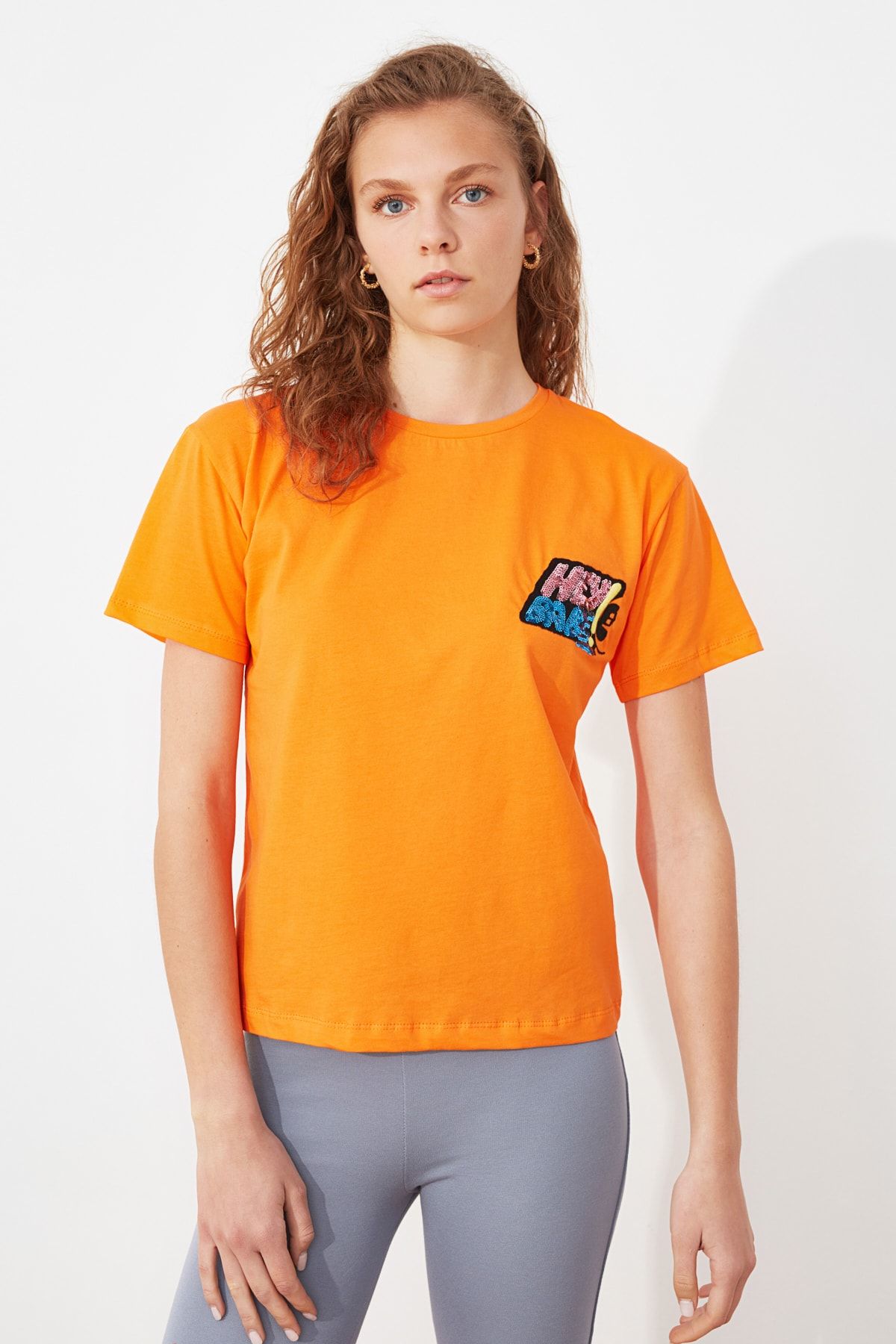 TRENDYOLMİLLA Turuncu Baskılı Semifitted Örme T-Shirt TWOSS21TS2534