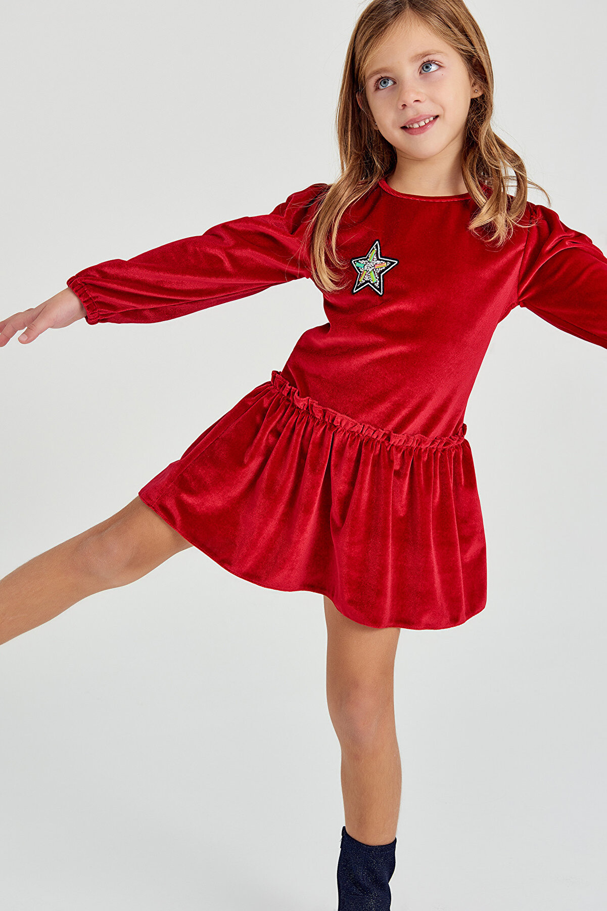 TRENDYOLKIDS Kırmızı Kadife Yıldız Aplike Detaylı Kız Çocuk Elbise TKDAW18TH0036