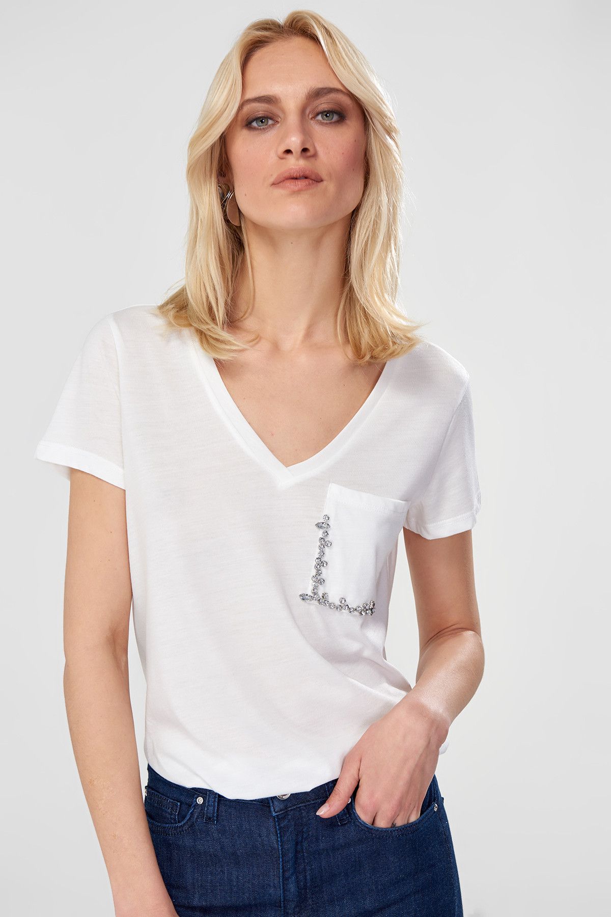 TRENDYOLMİLLA Beyaz V Yaka Cebi Taş İşlemeli Örme T-Shirt TOFSS18EP0088