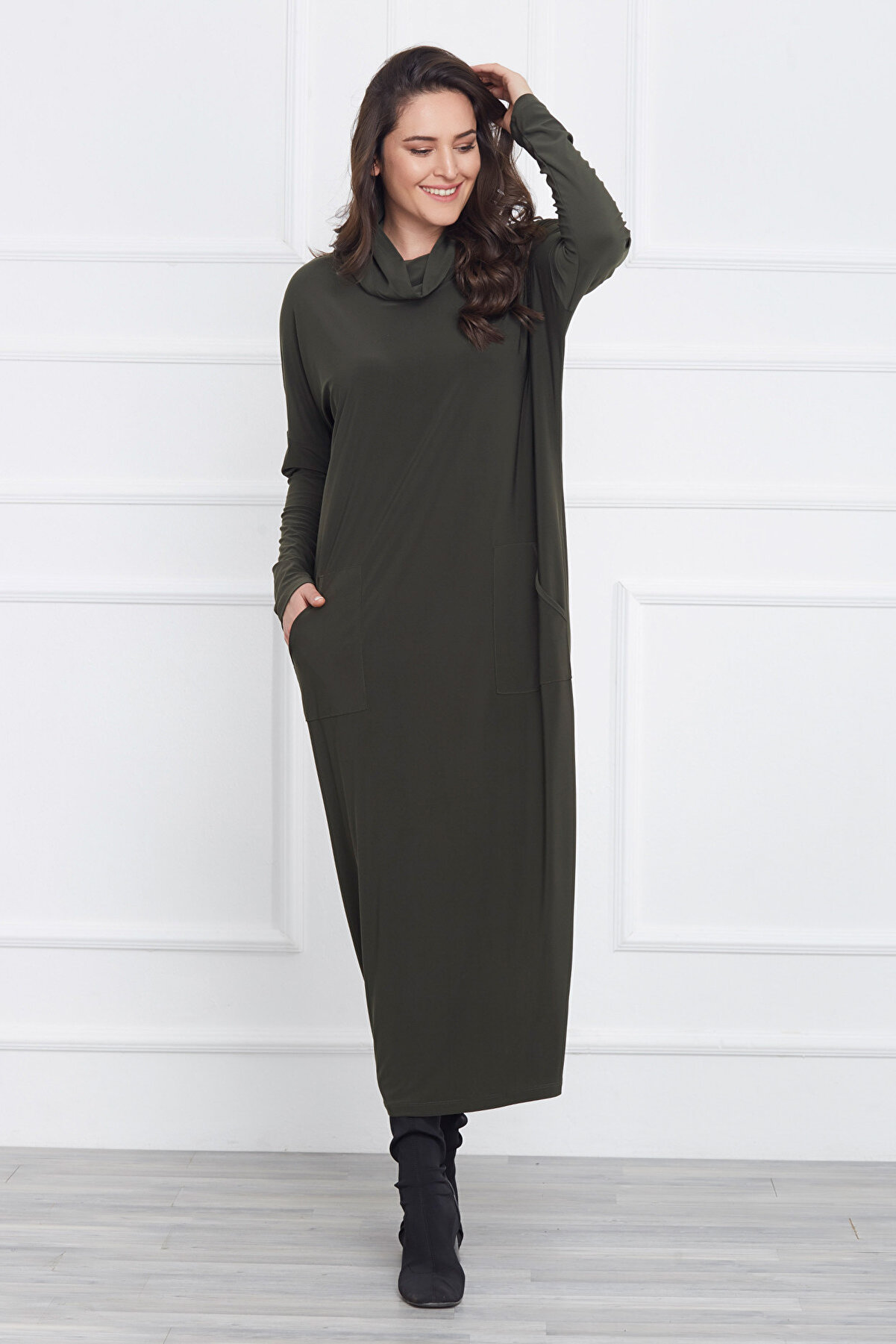 Laranor Kadın Yeşil Boğazlı ve Cep Detaylı Uzun Elbise 17LB9028