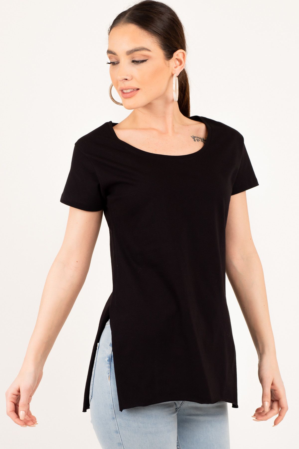 armonika Kadın Siyah Yuvarlak Yaka Yanı Yırtmaçlı T-Shirt ARM-19K012043