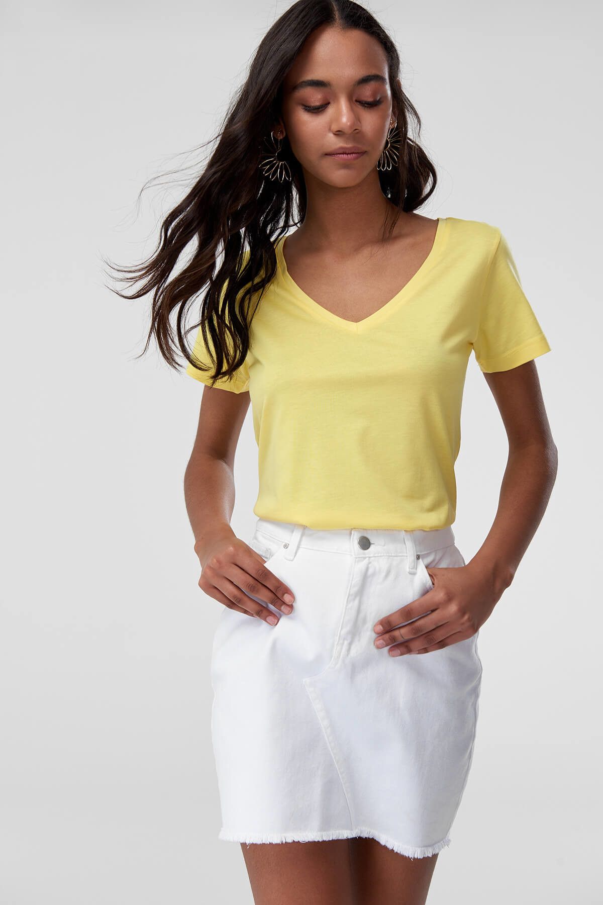 TRENDYOLMİLLA Basic - Sarı V-Yaka Tencel Örme T-Shirt TCLSS18VG0025