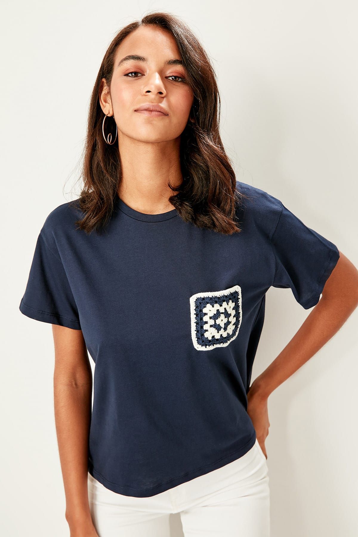 TRENDYOLMİLLA Lacivert Kroşeta Detaylı Basic Örme T-shirt TWOSS19AD0089