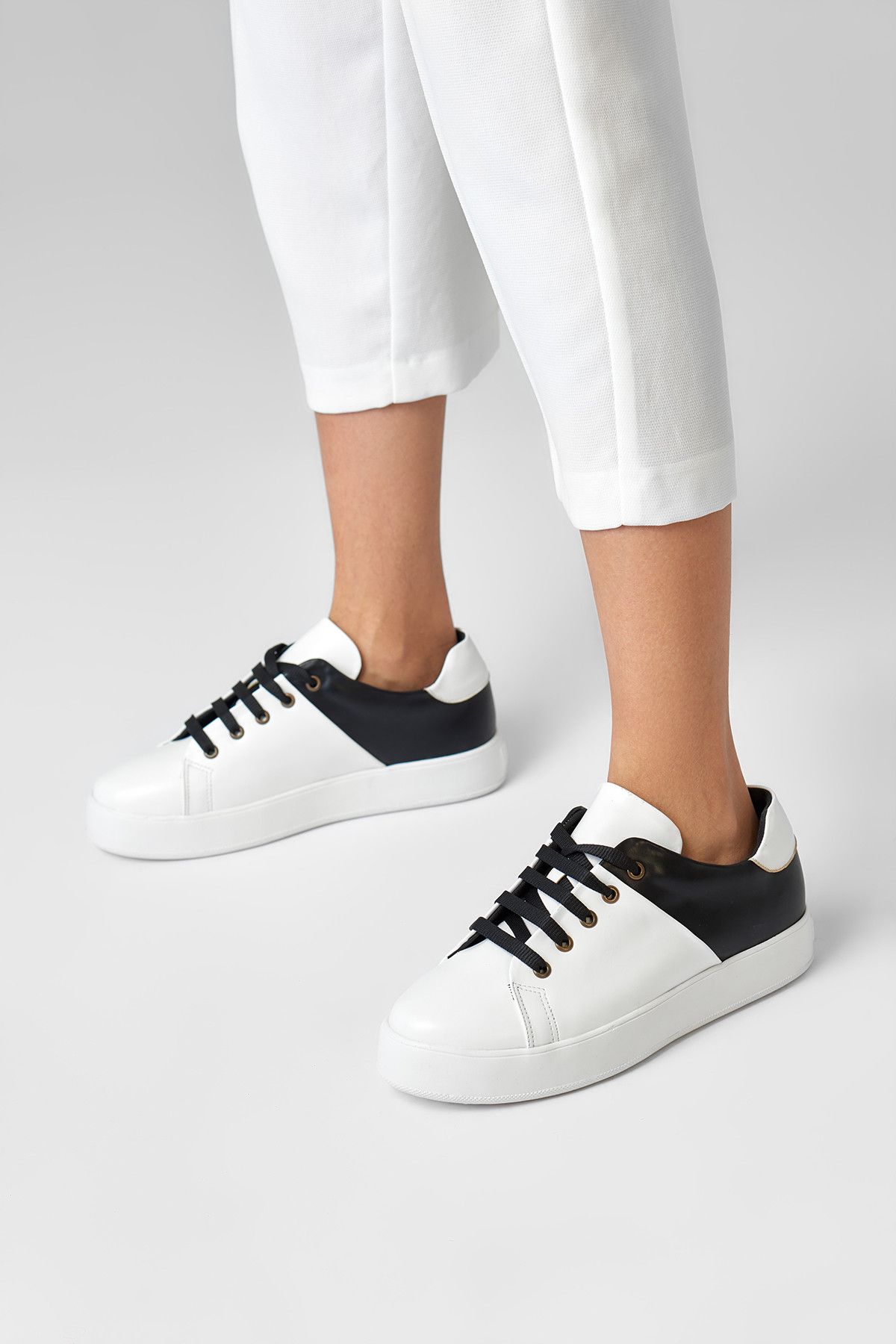 TRENDYOLMİLLA Beyaz Siyah Kadın Sneaker 8373