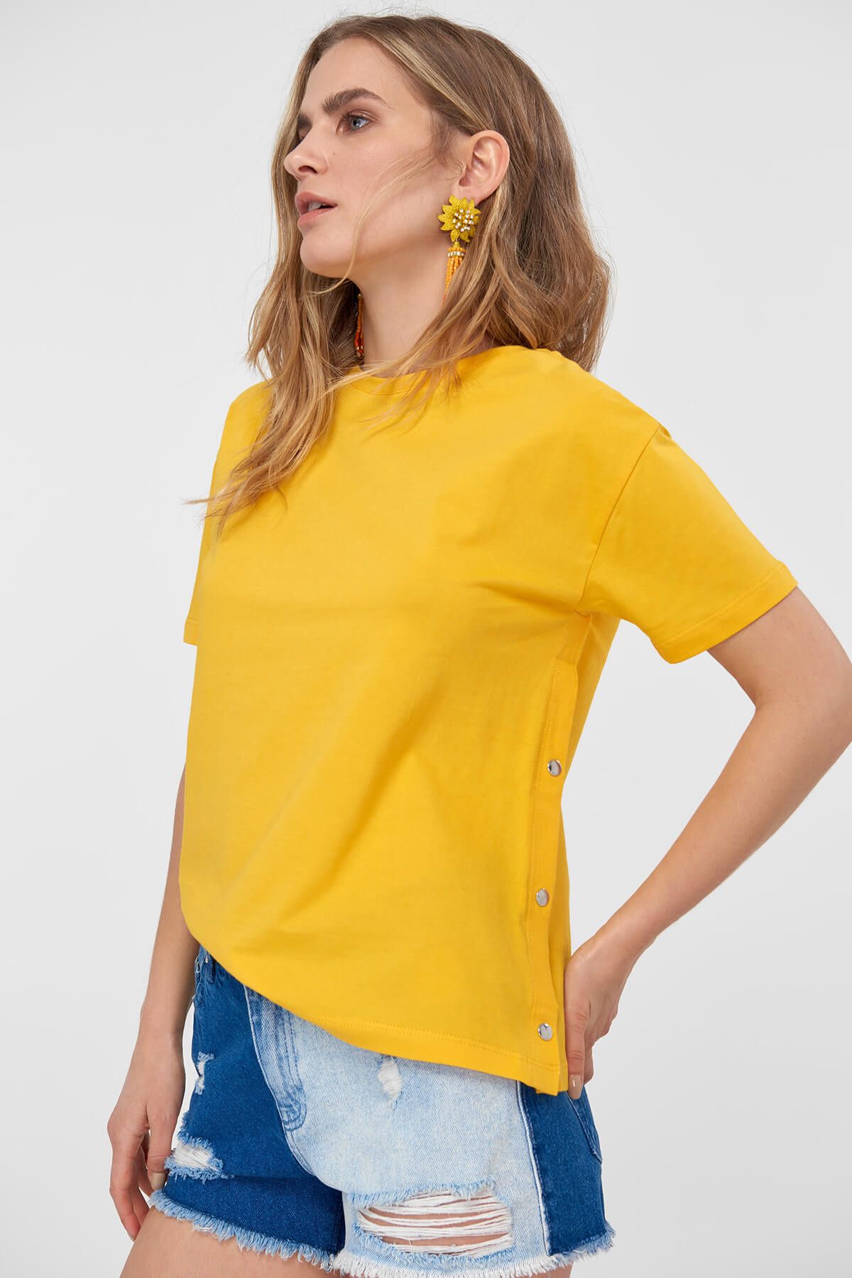 TRENDYOLMİLLA Sarı Çıtçıtlı Örme T-Shirt TCLSS18VG0108