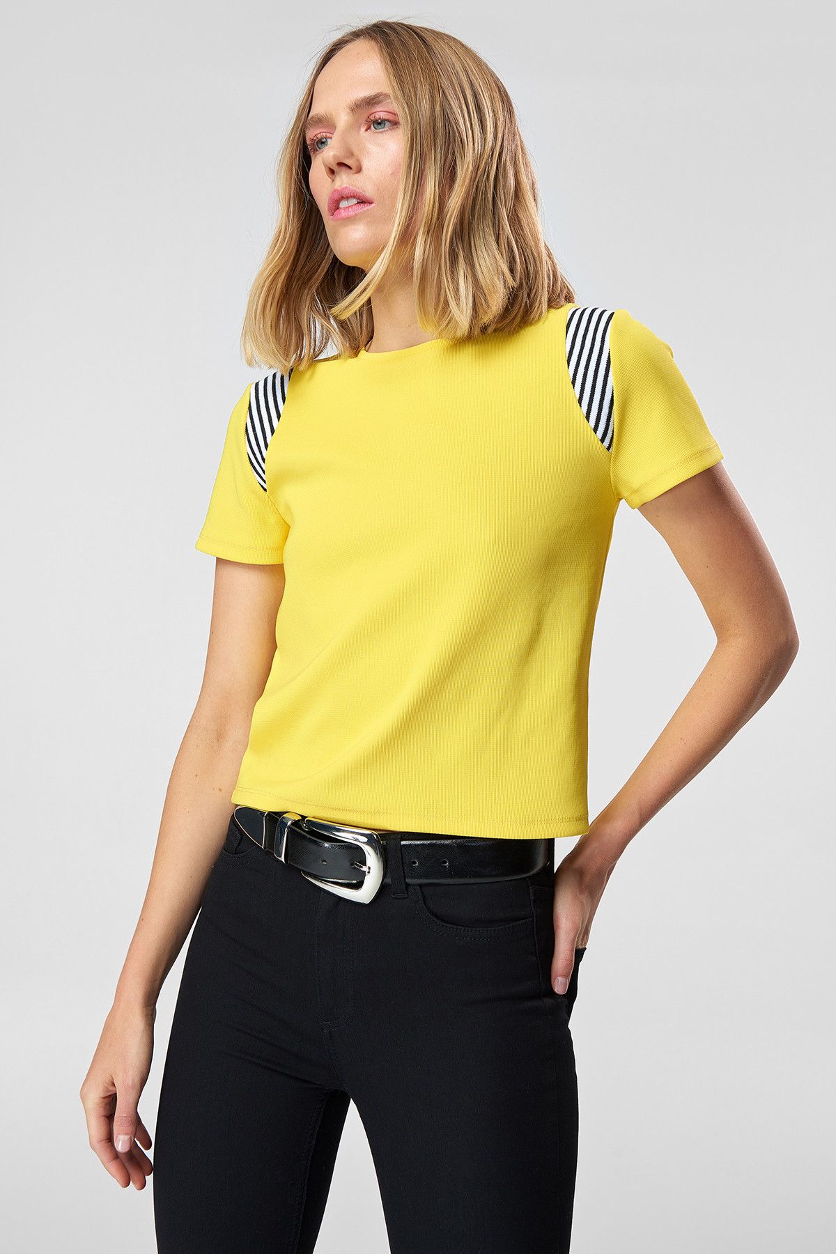 TRENDYOLMİLLA Sarı Ribana Detaylı Crop Örme T-Shirt TCLSS18NN0048