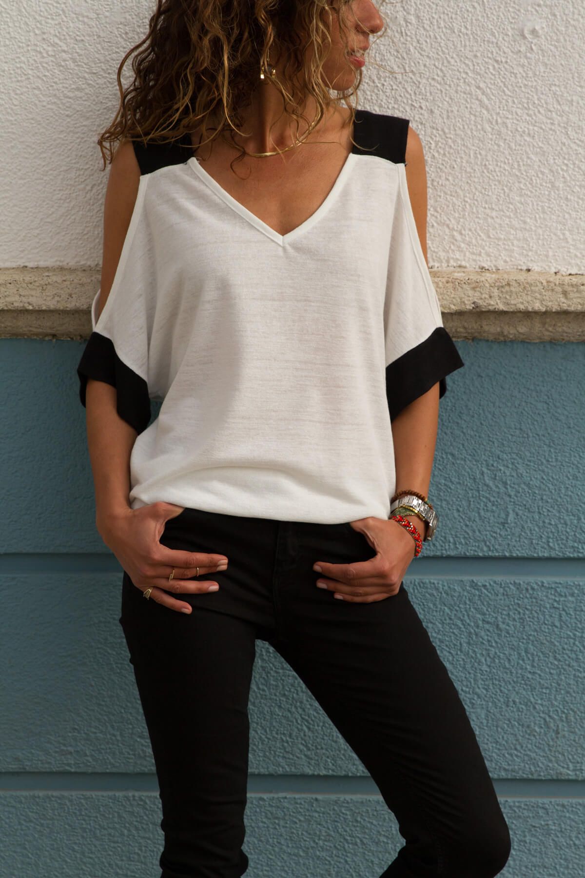 Trend Alaçatı Stili Kadın Ekru-Siyah Omuz Dekolteli Garnili Bluz ALC-018-036