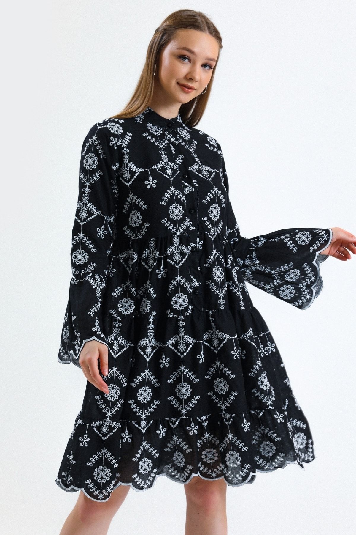 MD trend Kadın Siyah Dik Yaka Kolları Volanlı Çiçek Işlemeli Brode Elbise