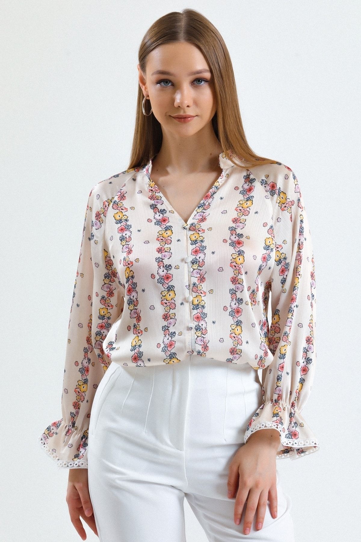 MD trend Kadın Gül Kurusu V Yaka Süs Düğmeli Volan Kollu Çiçek Desenli Yazlık Saten Bluz