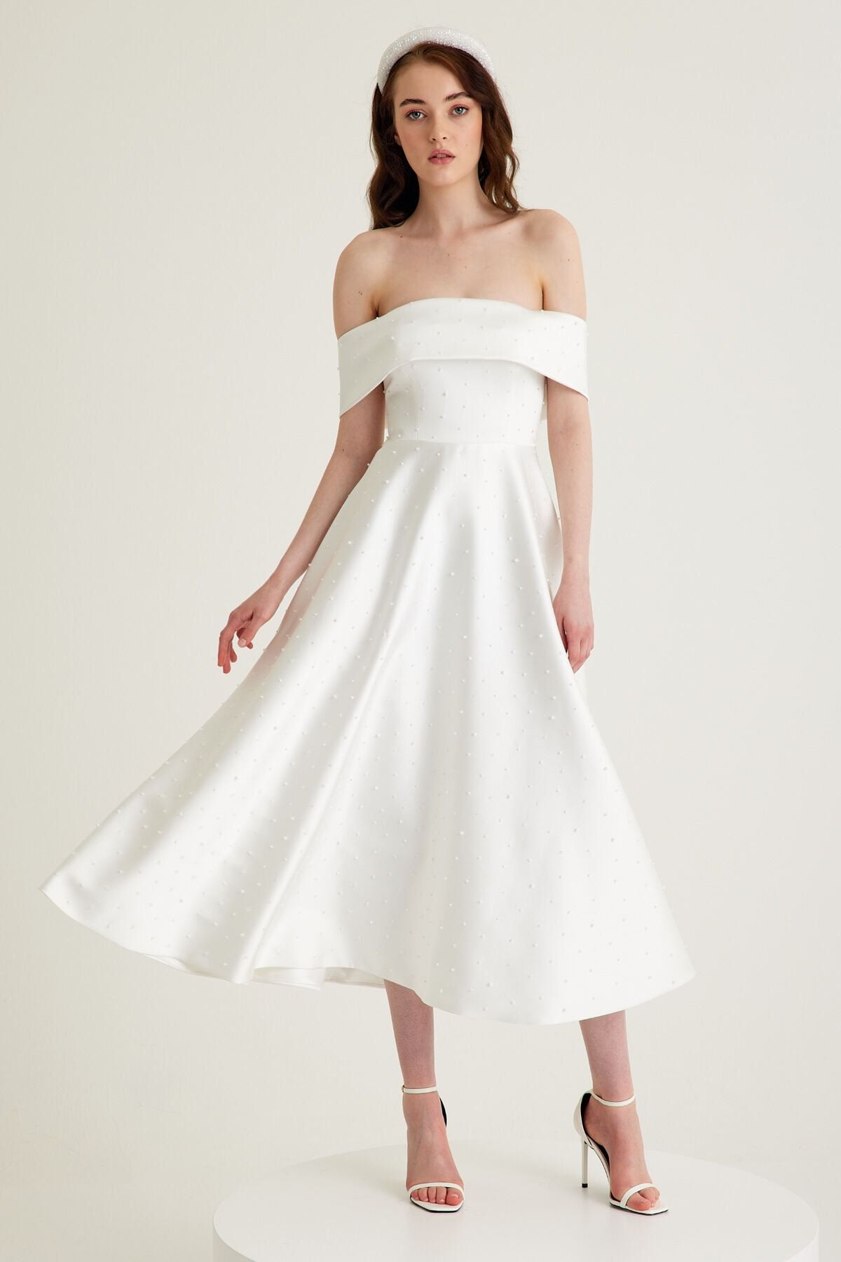 Tara Coşkuntuncel Beyaz El Işleme Detaylı Düşük Omuzlu Kloş Saten Midi Nişan Elbisesi