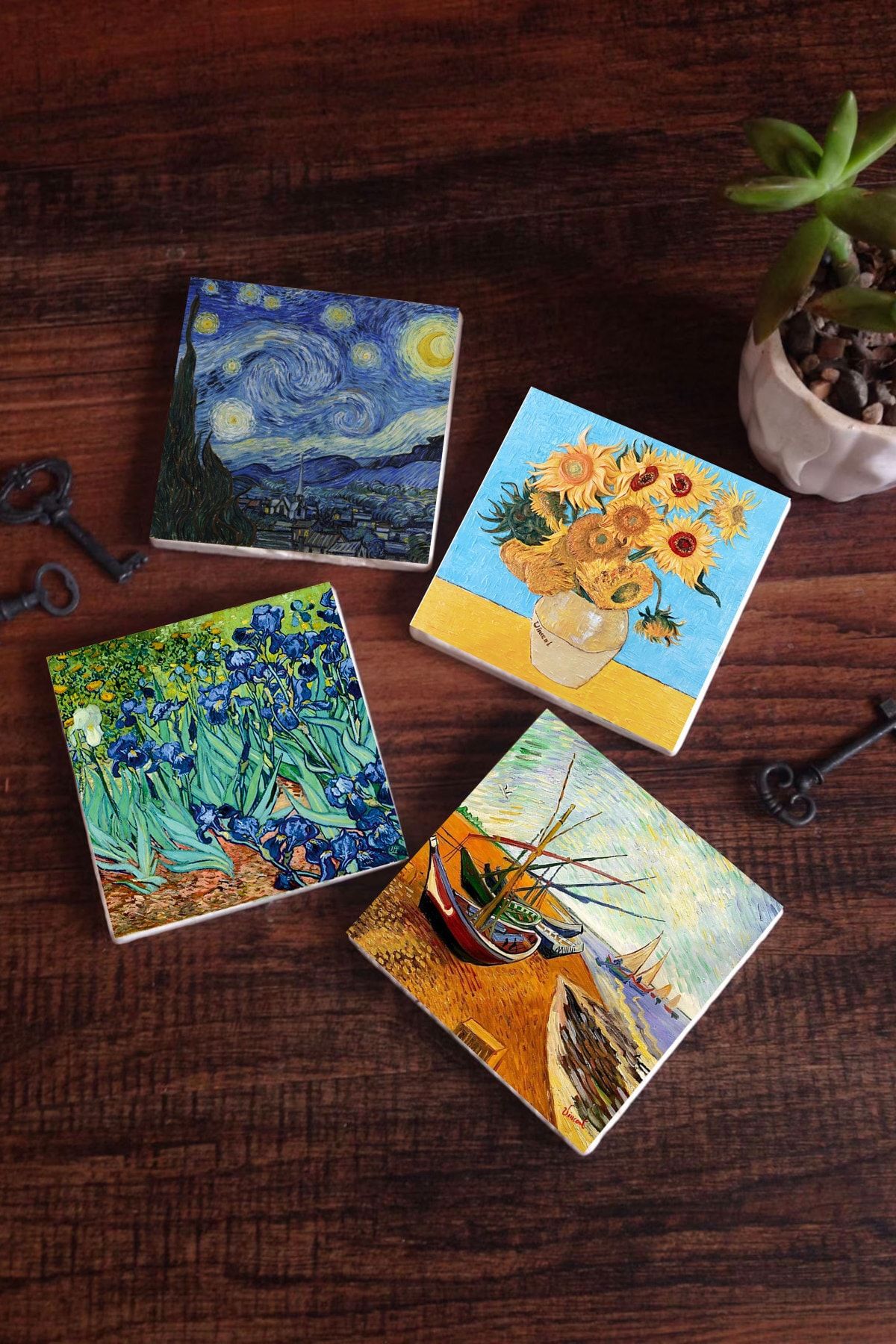 Pinecone Van Gogh Balıkçı Tekneleri, On Iki Ayçiçekli Vazo, Irisler, Yıldızlı Gece Taş Bardak Altlığı 4lü Set
