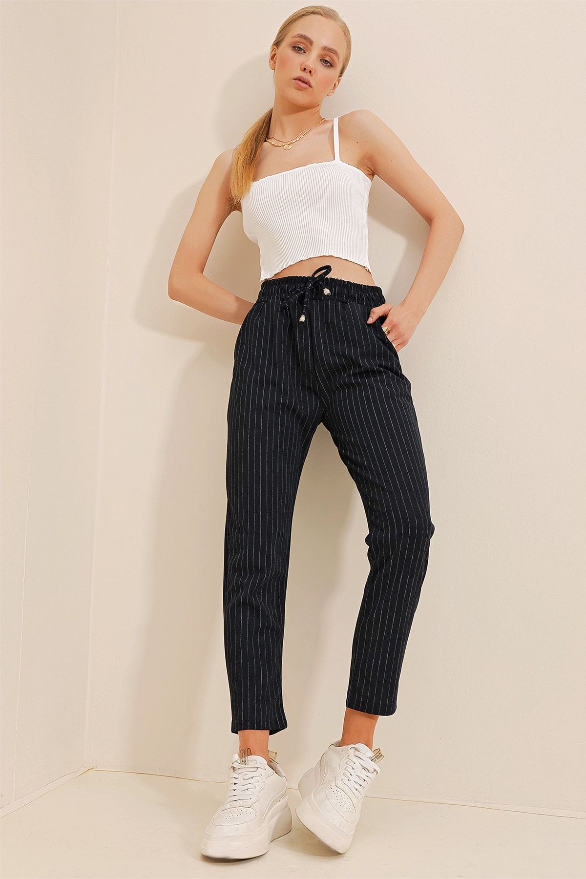 Trend Alaçatı Stili Kadın Lacivert Yüksek Bel Çift Cepli Çizgili Rahat Kesim Pantolon ALC-X10430