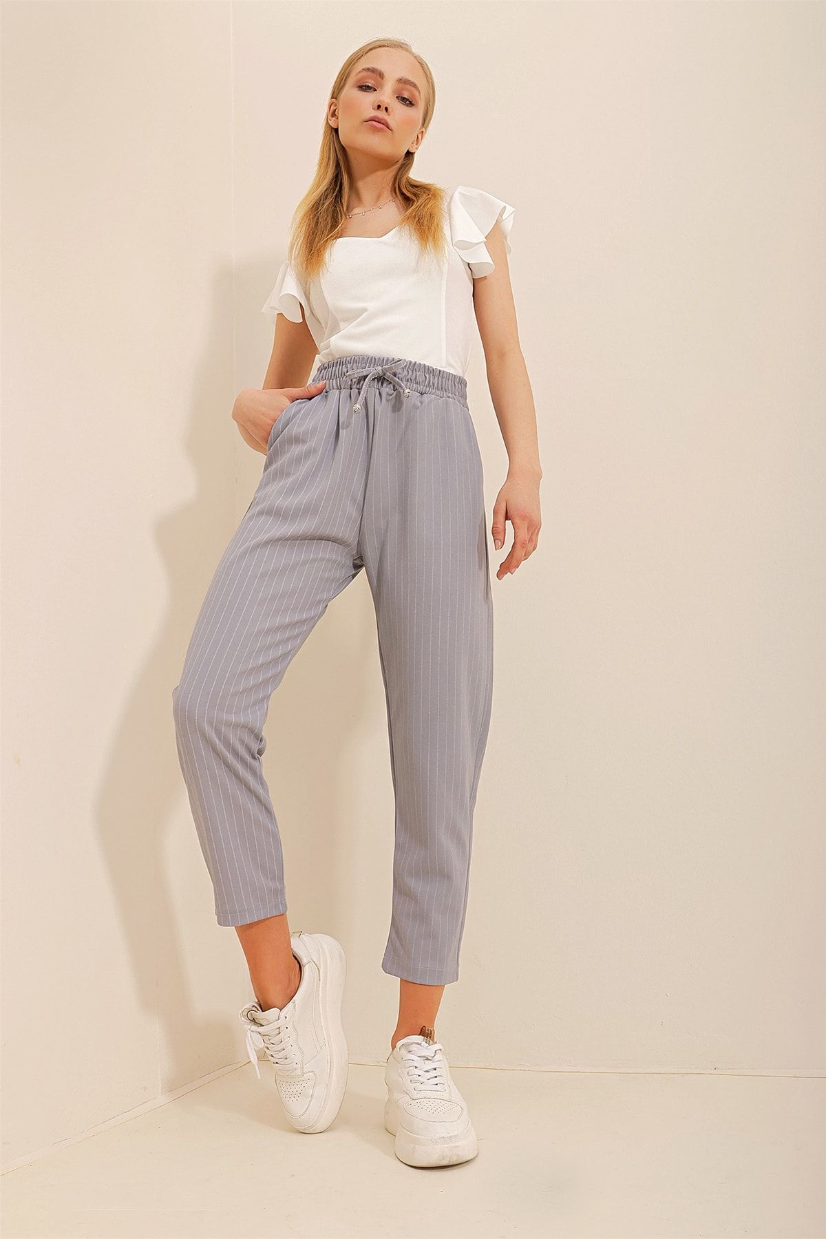 Trend Alaçatı Stili Kadın Gri Yüksek Bel Çift Cepli Çizgili Rahat Kesim Pantolon ALC-X10430