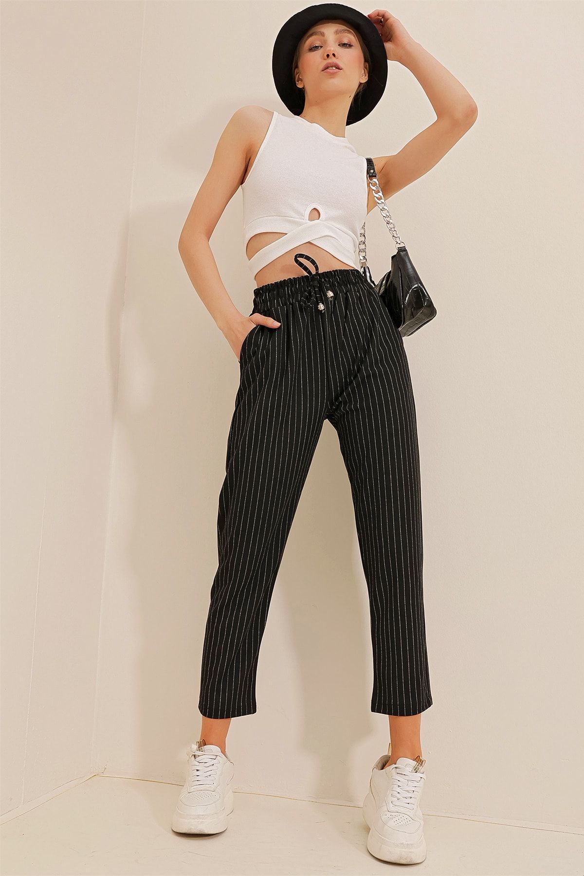 Trend Alaçatı Stili Kadın Siyah Yüksek Bel Çift Cepli Çizgili Rahat Kesim Pantolon ALC-X10430