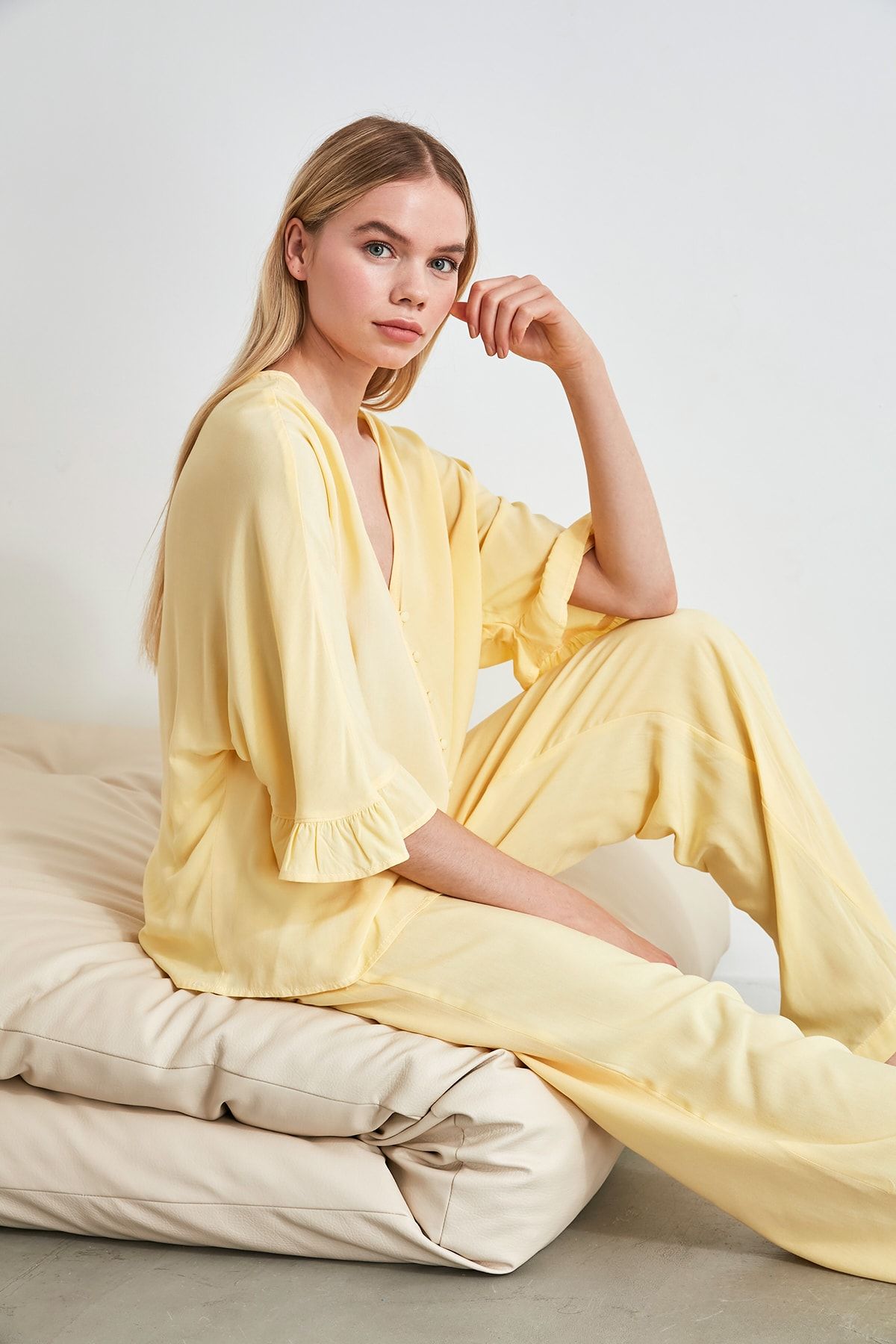 TRENDYOLMİLLA Sarı Kolları Fırfırlı Viskon Dokuma Pijama Takımı THMSS20PT0130