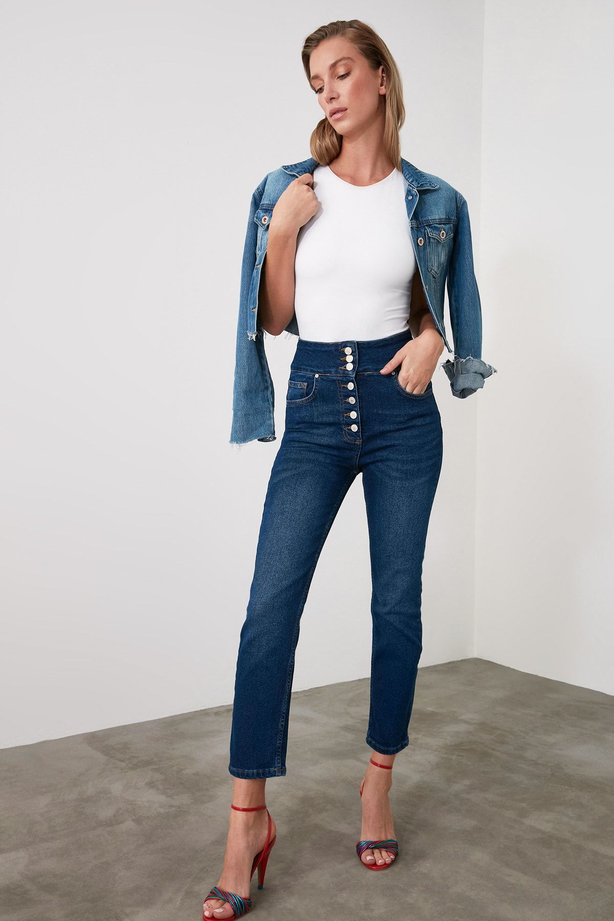 TRENDYOLMİLLA Lacivert Önden Düğmeli Süper Yüksek Bel Slim Fit Jeans TWOAW21JE0430
