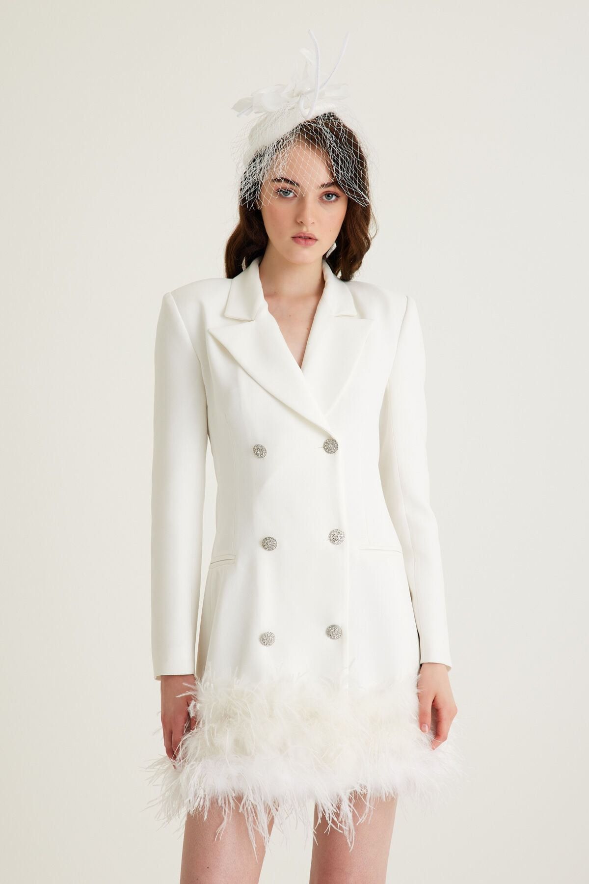 Tara Coşkuntuncel Beyaz Blazer Tüylü Kruvaze Taşlı Düğmeli Nişan Ceket Elbise