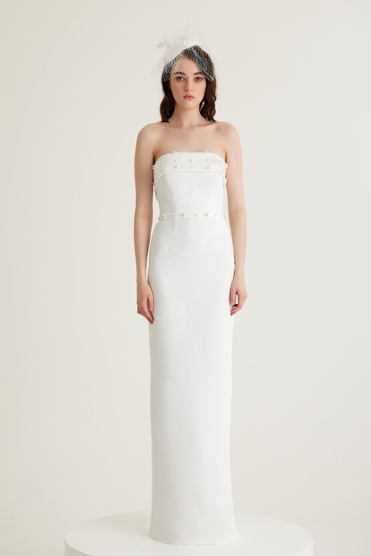 Tara Coşkuntuncel Beyaz Straplez Saten Yaka Ve Kemer Detaylı Uzun Abiye Nişan Elbisesi