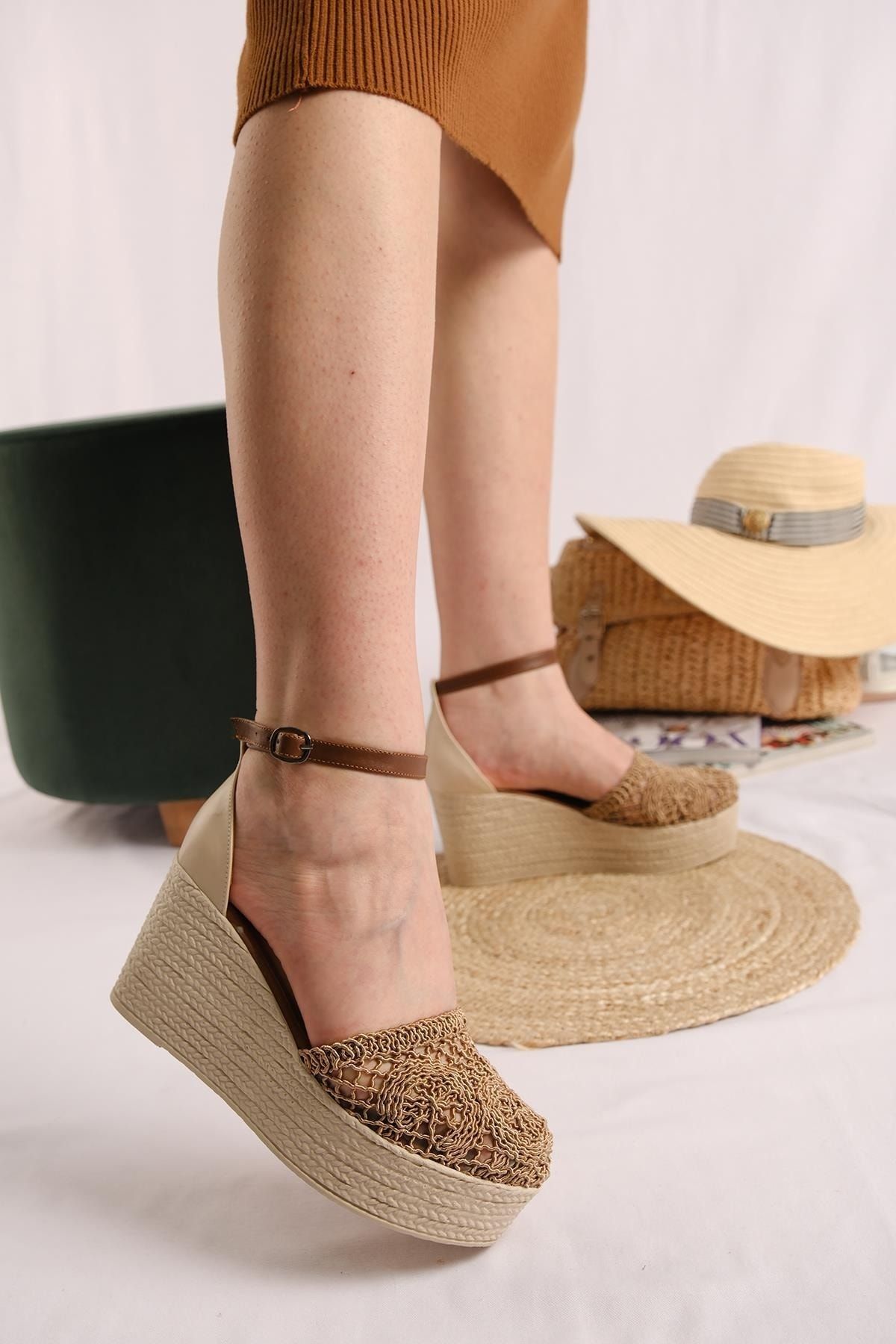 Oksit Calla Dantel Detaylı Yüksek Taban Dolgu Topuk Kadın Sandalet
