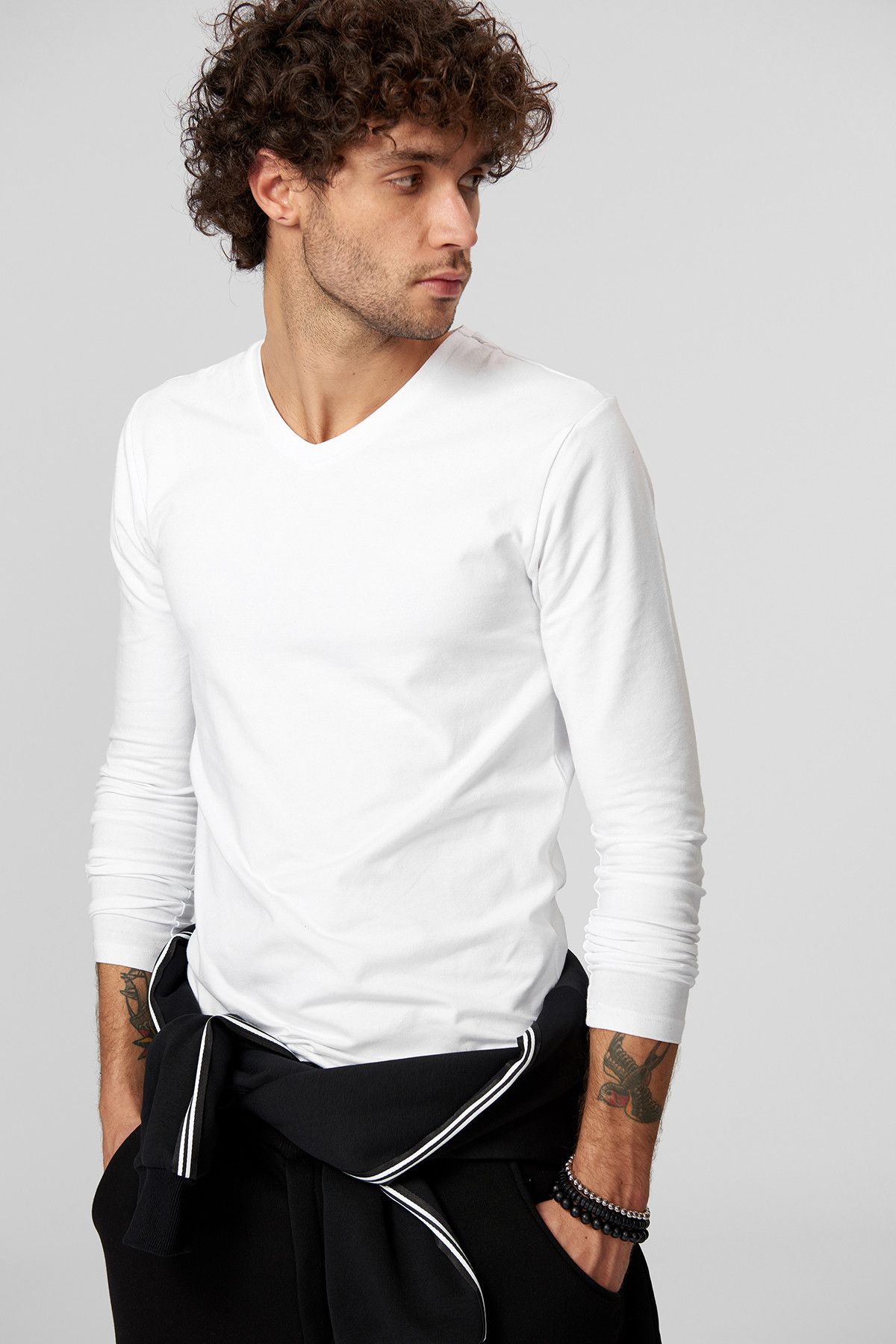 TRENDYOL MAN Beyaz Basıc Erkek T-Shirt - Esnek Kumaş Slim Fit Uzun Kollu V Yaka