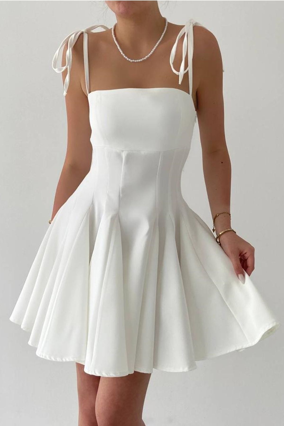 bayansepeti Kadın Atlas Kumaş Ince Askılı Önü Pens Detaylı Prenses Kesim Beyaz Elbise 164