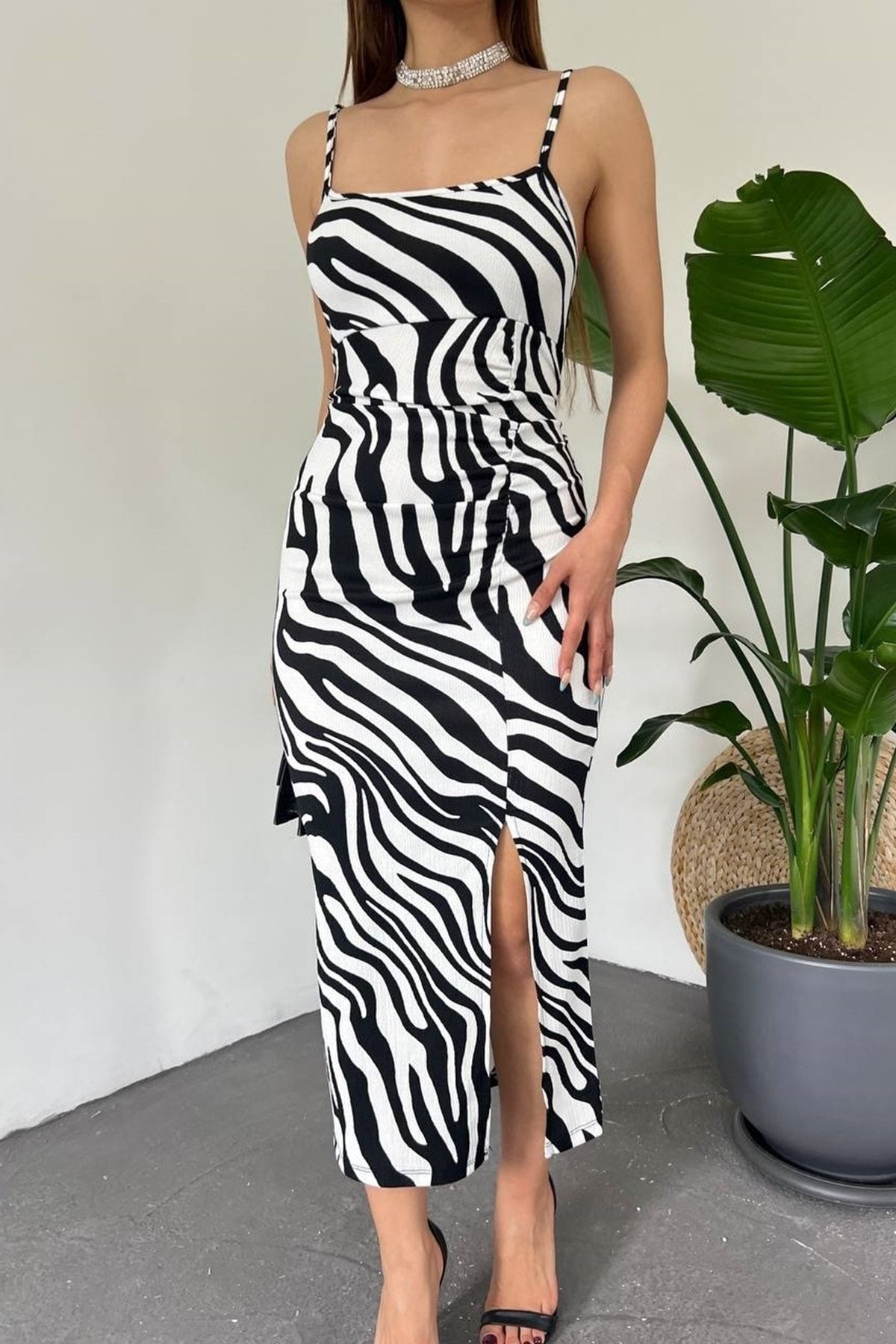 bayansepeti Zebra Desenli Esnek Kumaş Kare Yaka Yırtmaç Detaylı Askılı Midi Elbise 10637