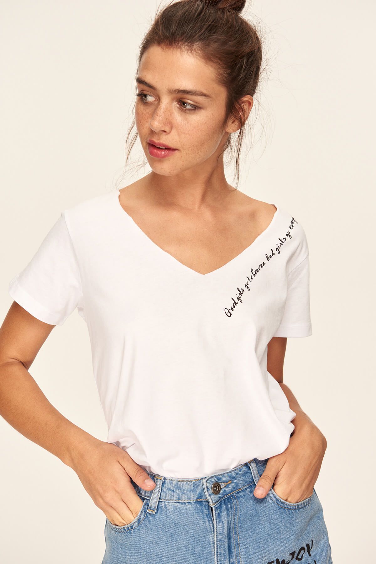 TRENDYOLMİLLA Beyaz Yakası Baskılı Örme T-Shirt TCLSS18TI0123
