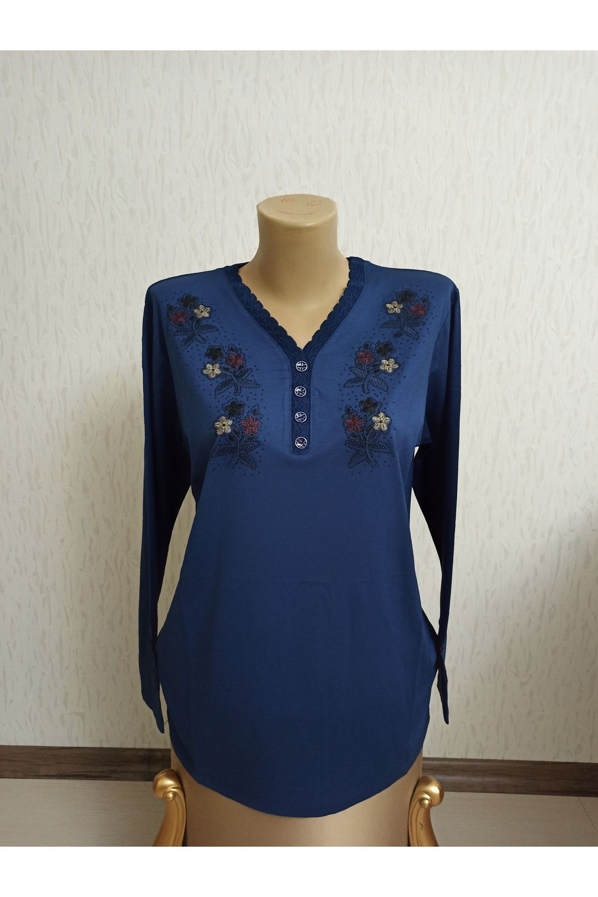 Ön-Er Giyim V Yaka Düğmeli İşlemeli Likralı Anne Penye Bluz