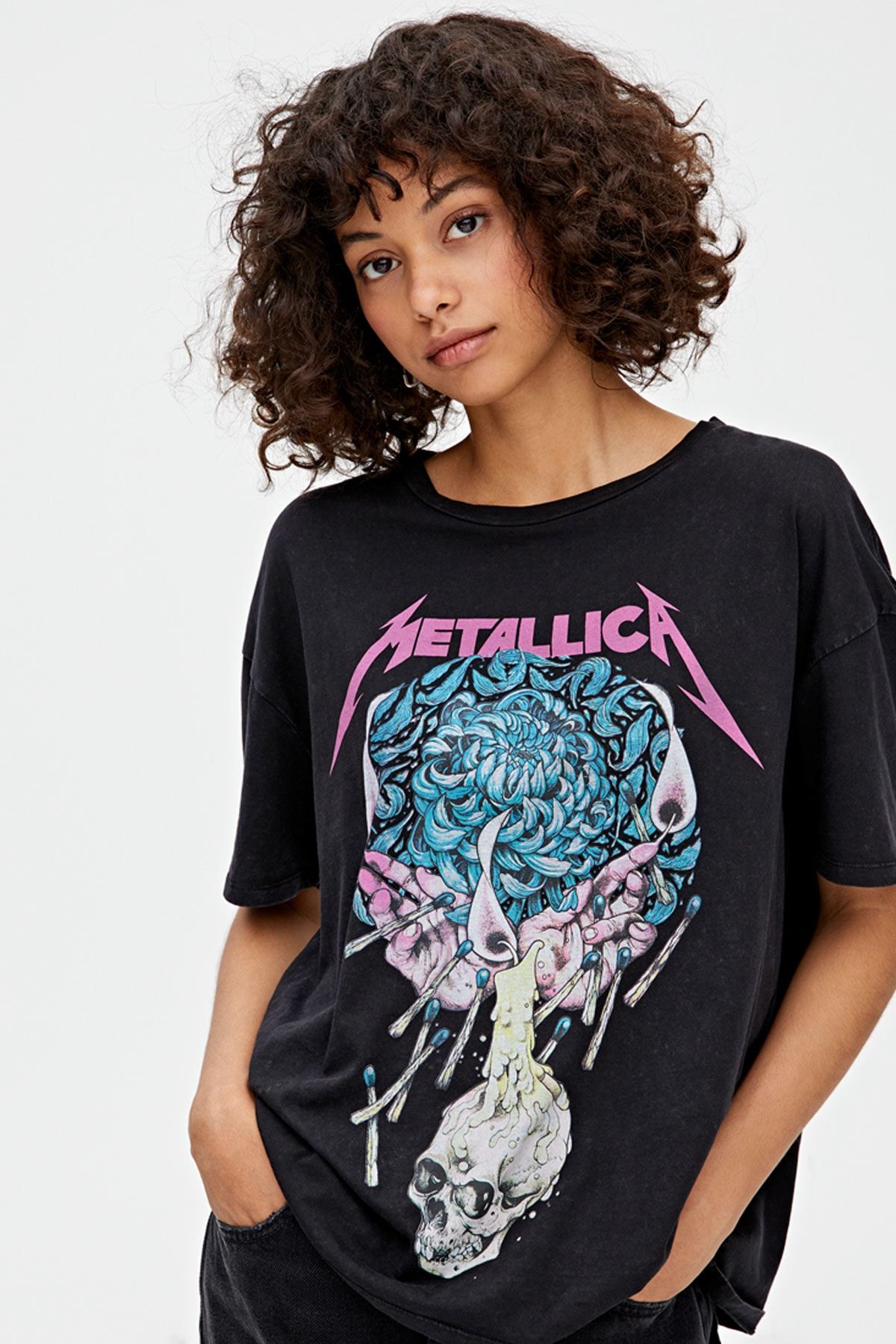 Pull & Bear Mumlu Metallica Baskılı T-Shirt