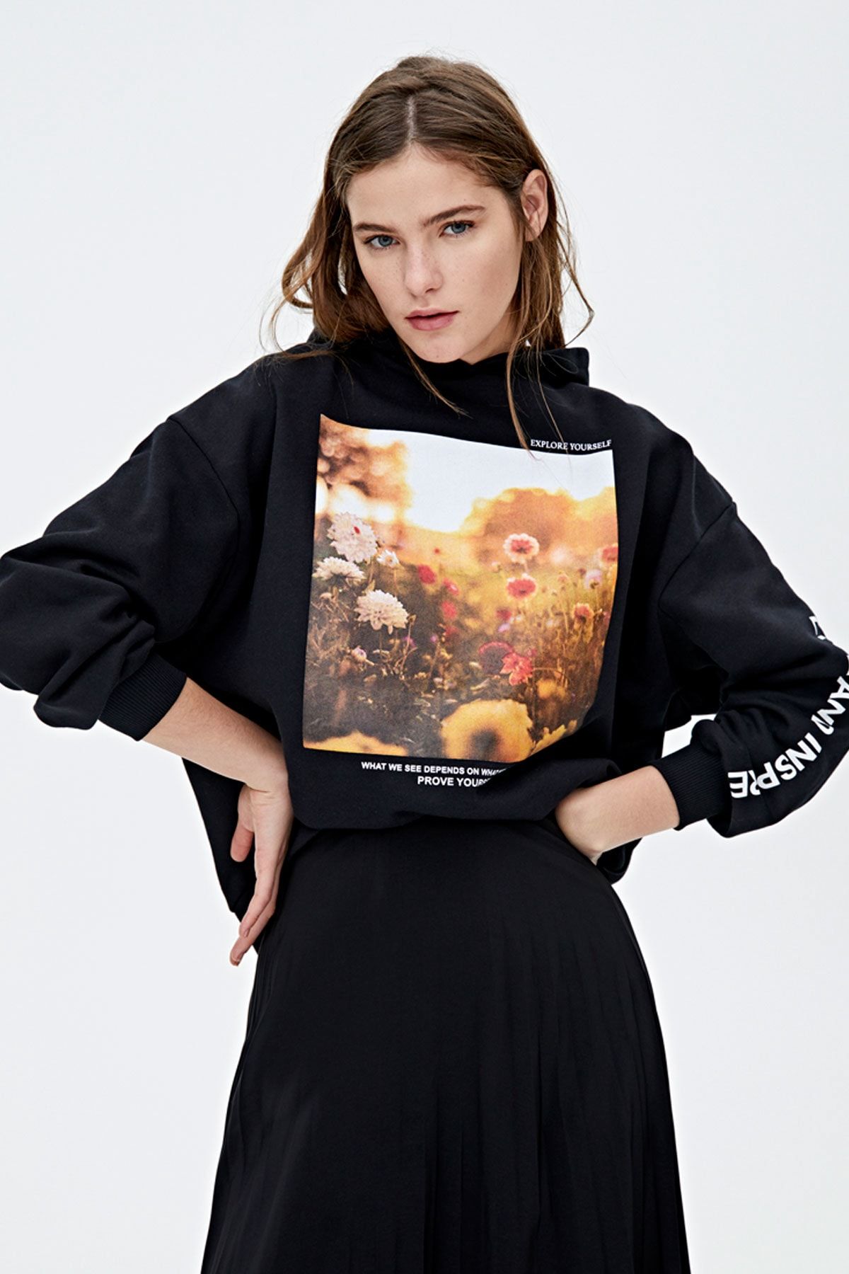 Pull & Bear Çiçek Baskılı Ve Sloganlı Siyah Kapüşonlu Sweatshirt