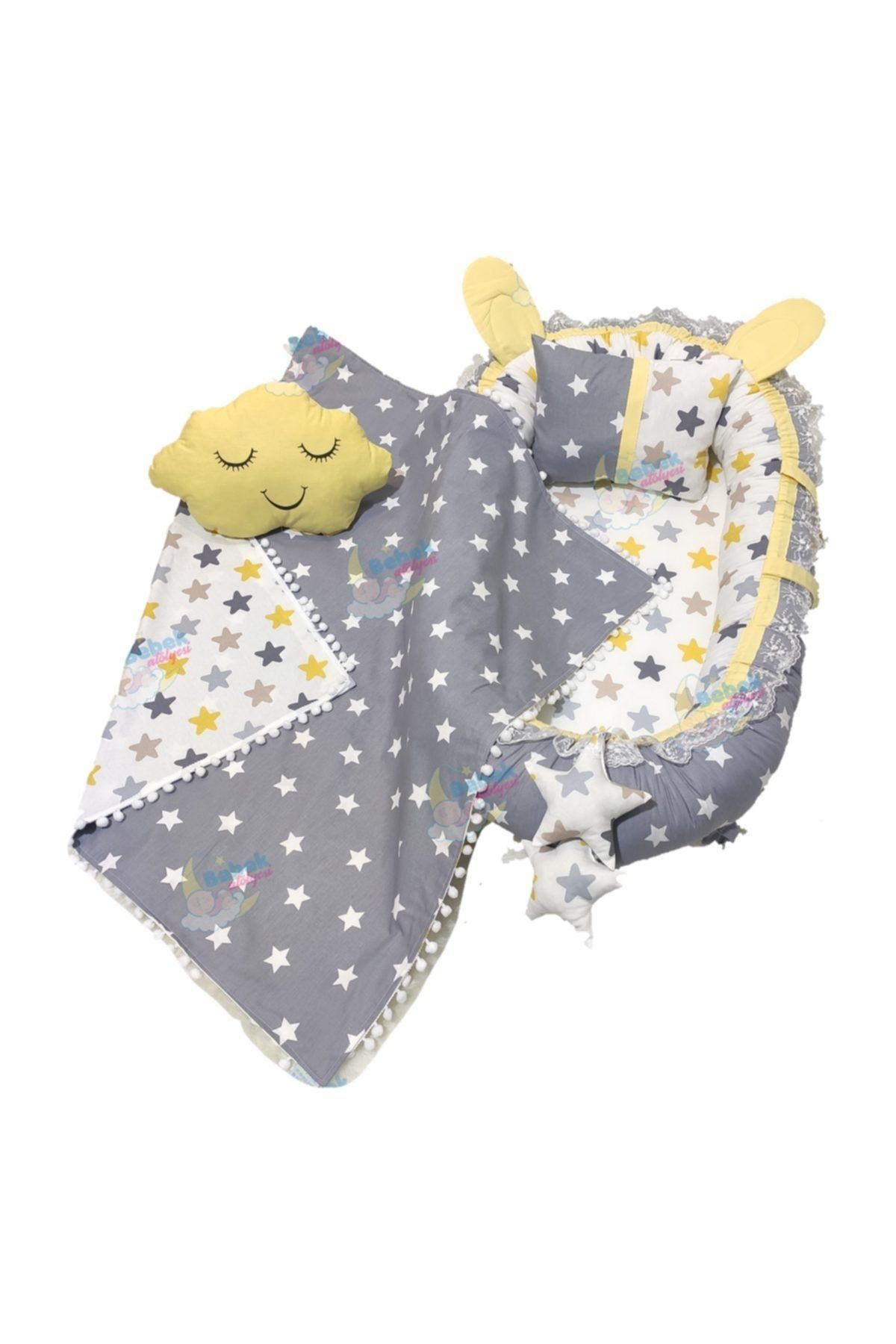 Bebek Atölyesi Gri Sarı Yıldız Desenli Kulaklı Ponpon Battaniye Ve Bulut Yastık Seti