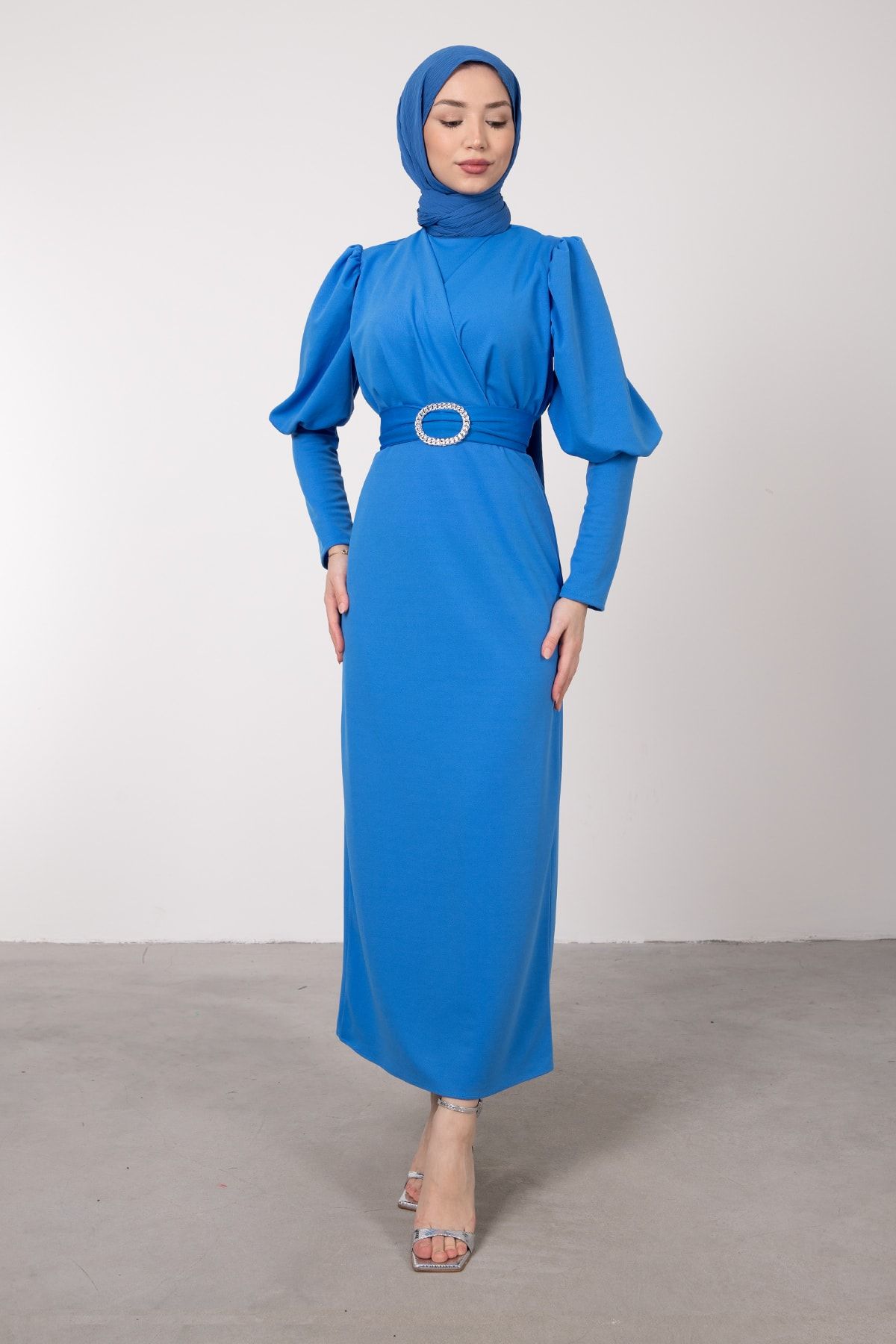 Lamia Giyim Yarım Balon Kol Zincir Motifli Kuşaklı Tesettür Elbise Neon Mavi