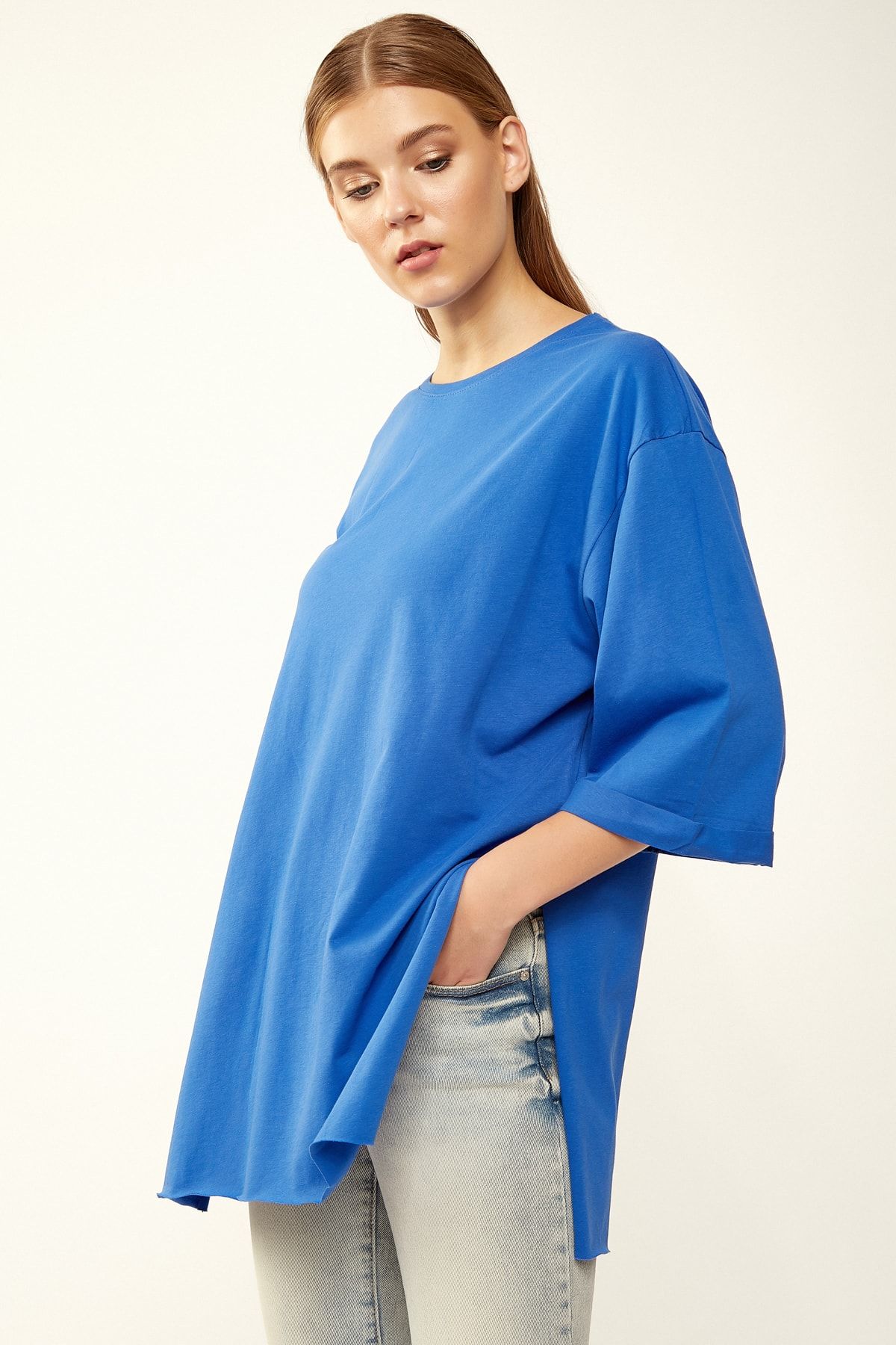 Happiness İstanbul Kadın Kobalt Mavi Yandan Yırtmaçlı Oversıze T-Shirt FN01485