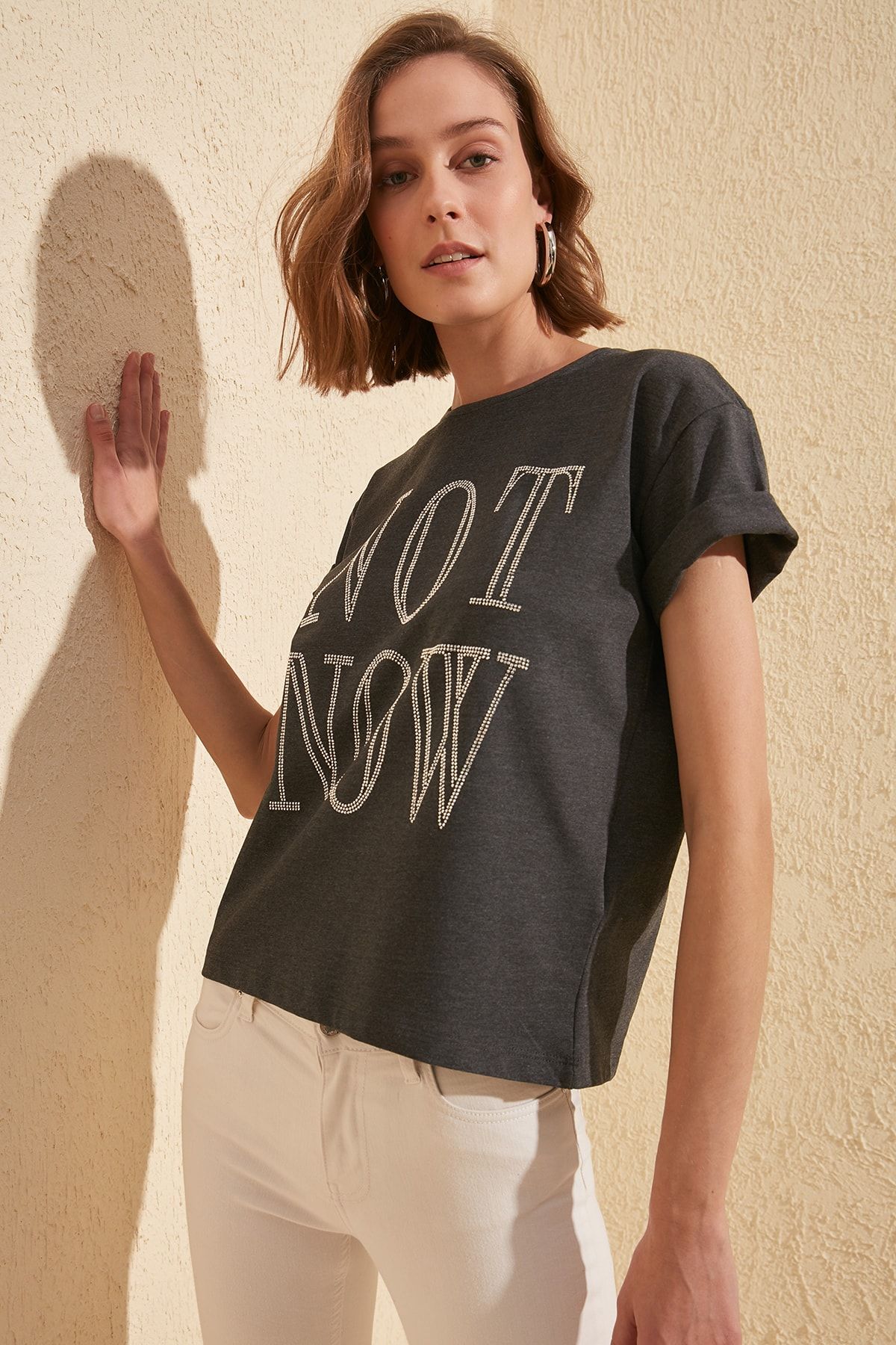 TRENDYOLMİLLA Antrasit Taş Baskılı Semi-Fitted Örme T-Shirt TWOSS20TS0196