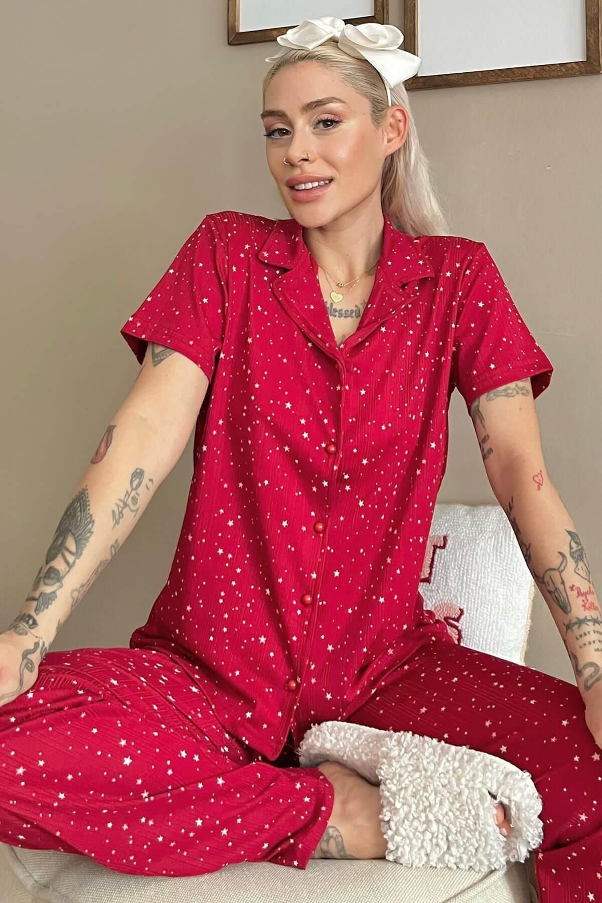 Pijamaevi Kırmızı Yıldız Desenli Örme Önden Düğmeli Kısa Kol Kadın Pijama