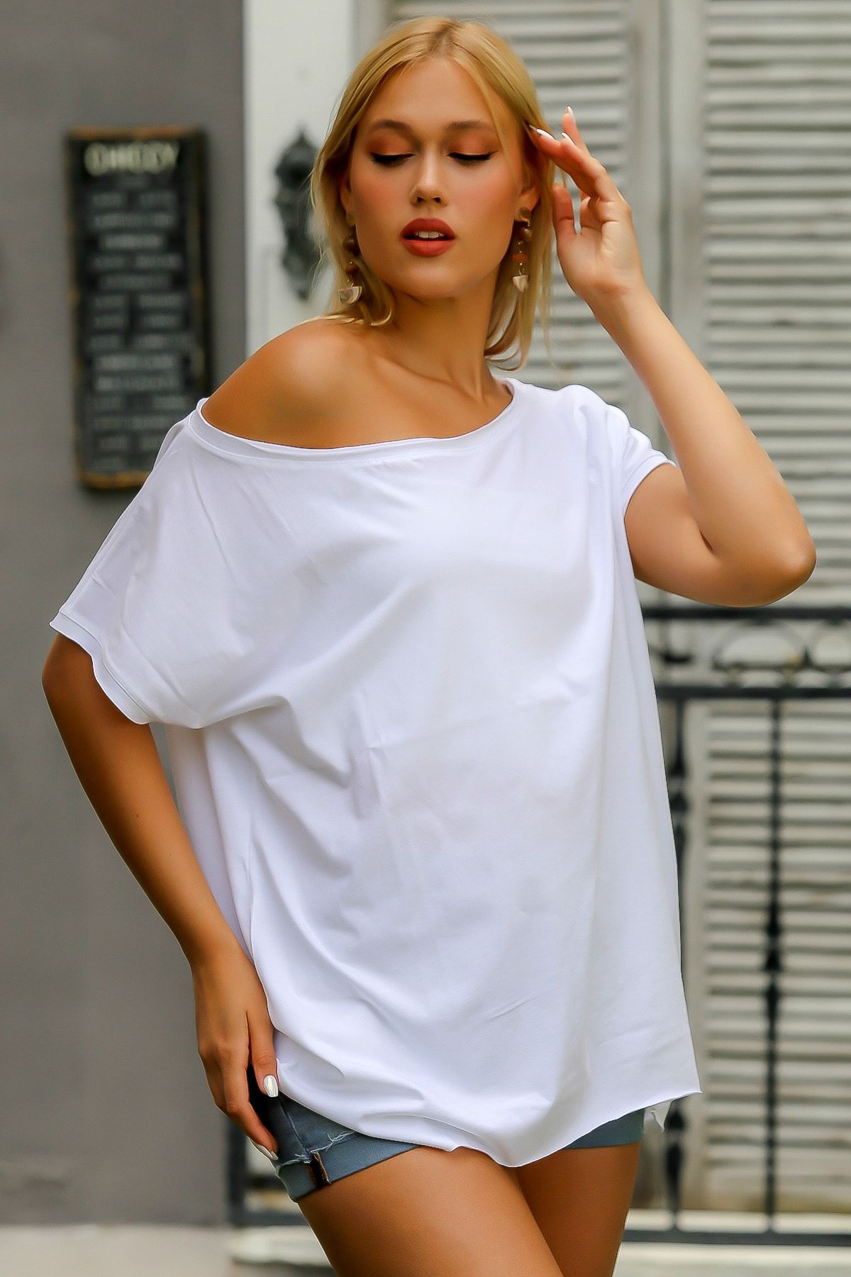 Chiccy Beyaz Kayık Yaka Düşük Kol Örme Oversize T-Shirt
