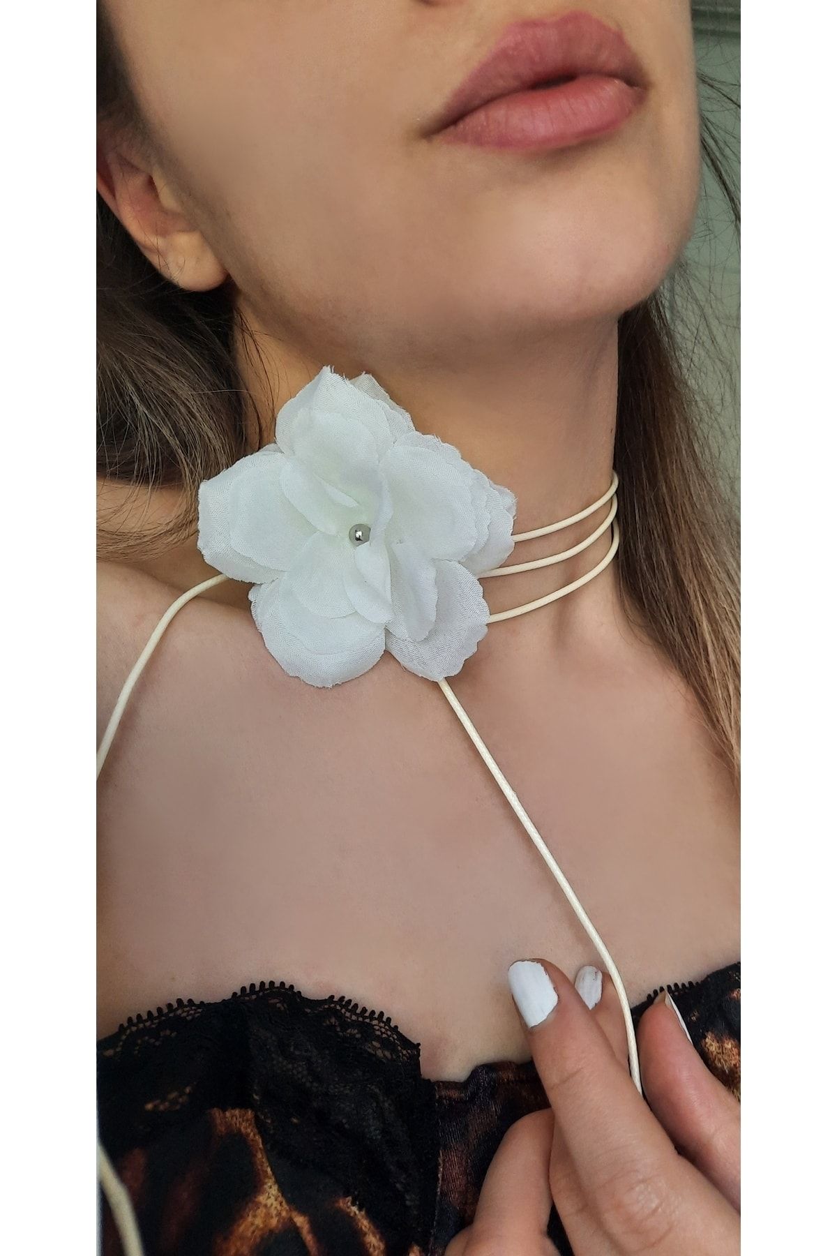 Cey's fashion Beyaz Çiçek Choker Kolye ( bağcıklı )