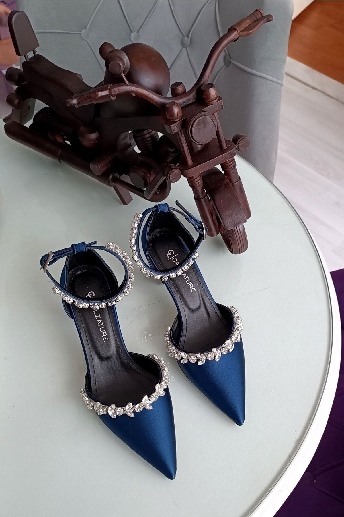 LA CALZATURE Lacivert Saten 6cm Şampanya Topuklu Bilekten Kemerli Çift Suyolu Taşlı Abiye Stiletto Kadın Ayakkabı