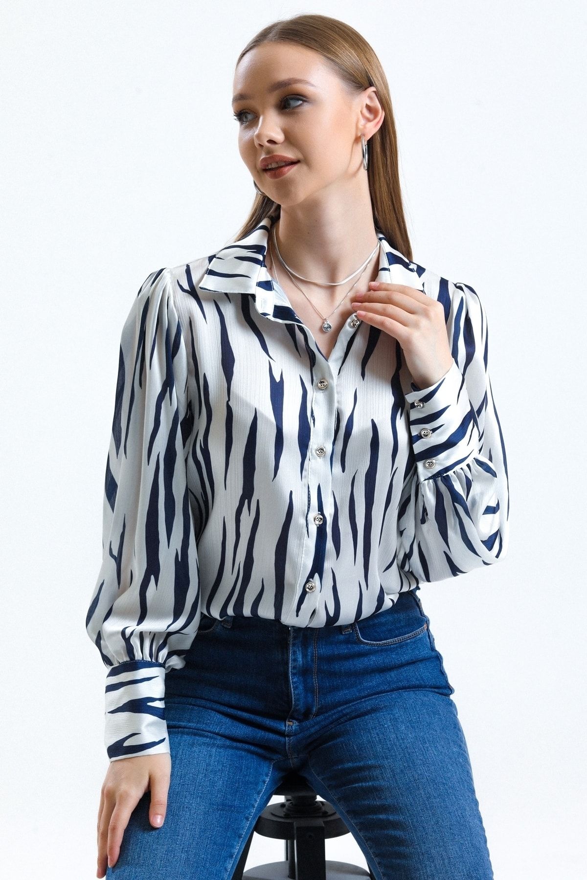 MD trend Kadın Lacivert Zebra Desenli Balon Kollu Omuz Büzgülü Yazlık Saten Gömlek