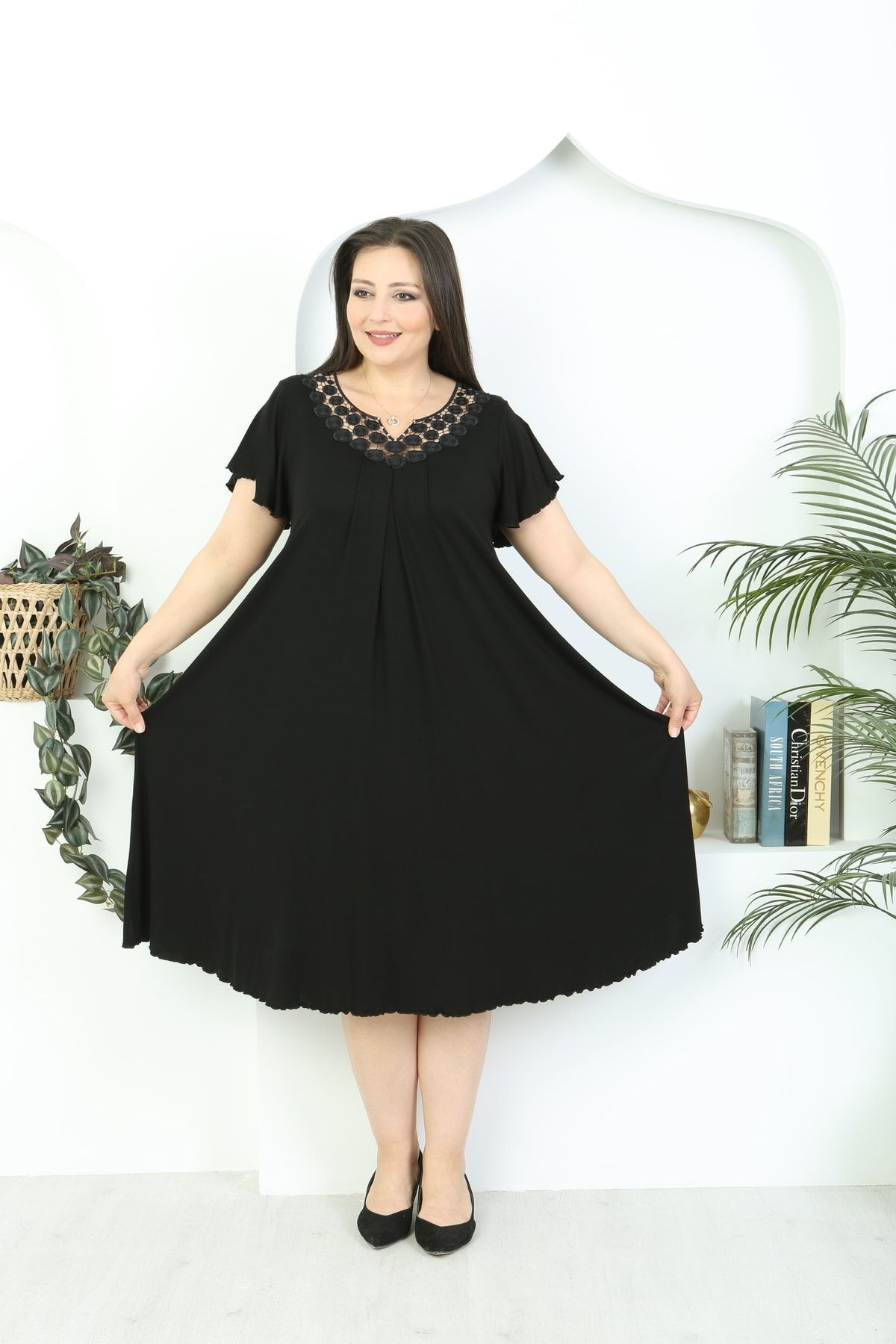 XL Modam Kadın Büyük Beden Siyah Likralı Viskon Yaka Detaylı Taşlı Elbise