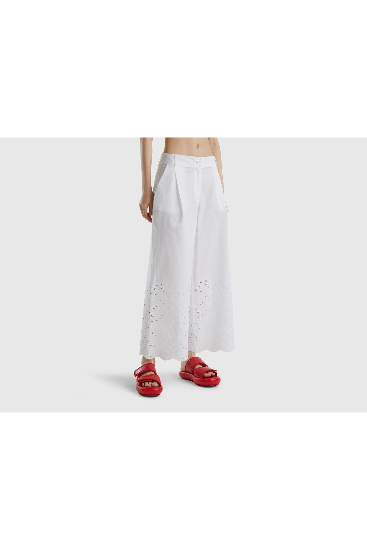 United Colors of Benetton Kadın Beyaz %100 Koton Kısa Geniş Paça İşlemeli Pantolon Beyaz
